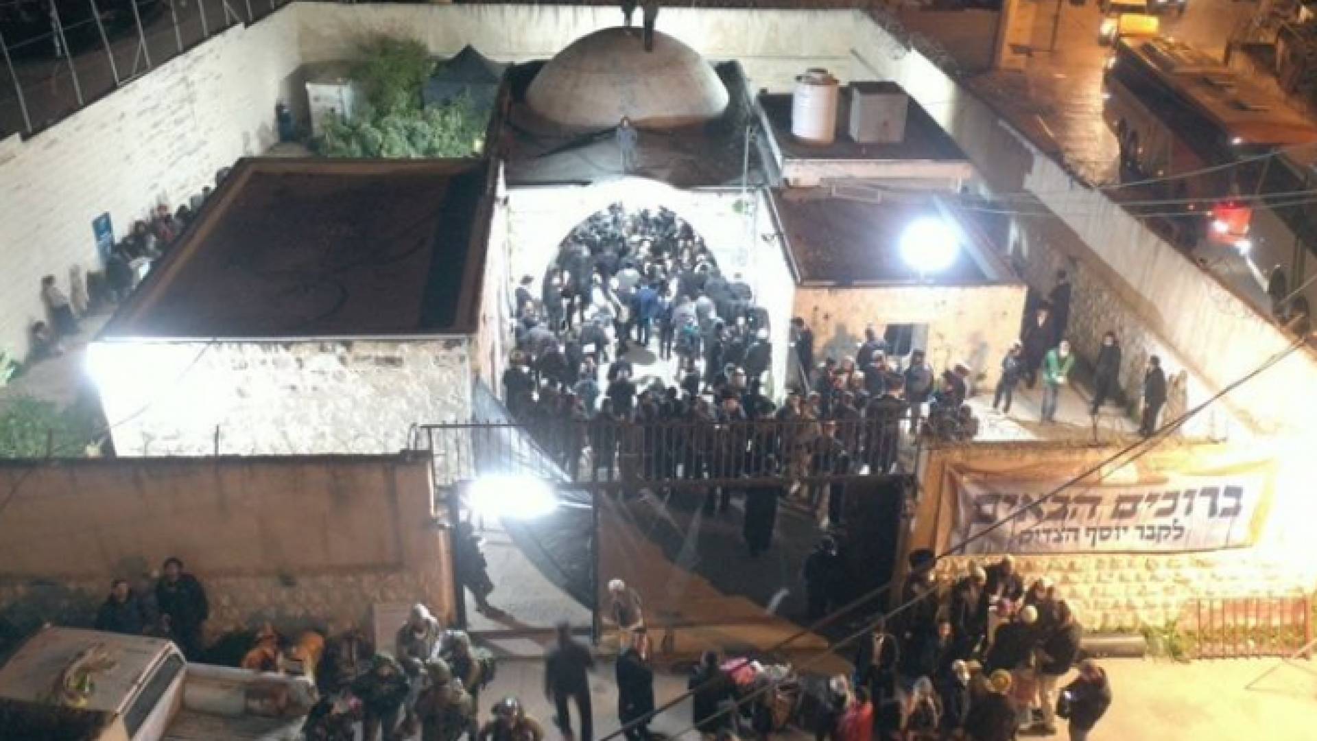 أكثر من 1000 مستوطن يؤدون طقوس تلمودية في "قبر يوسف"