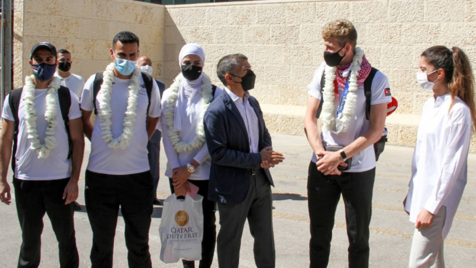 لحظة استقبال سمو الأمير راشد بن الحسن أبطال منتخب التايكواندو