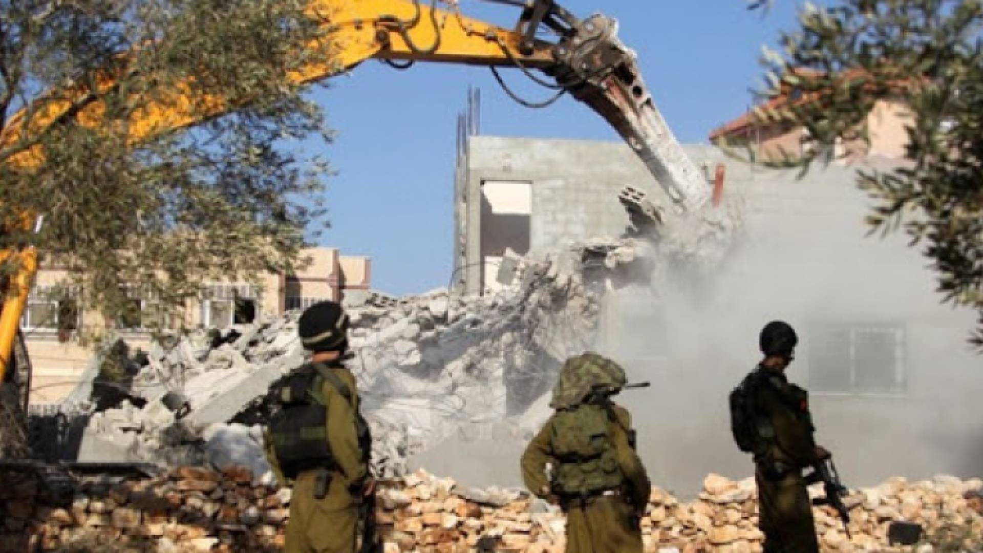 خلال هدم أحد المنازل في بلدة الطور بالقدس المحتلة - أرشيفية