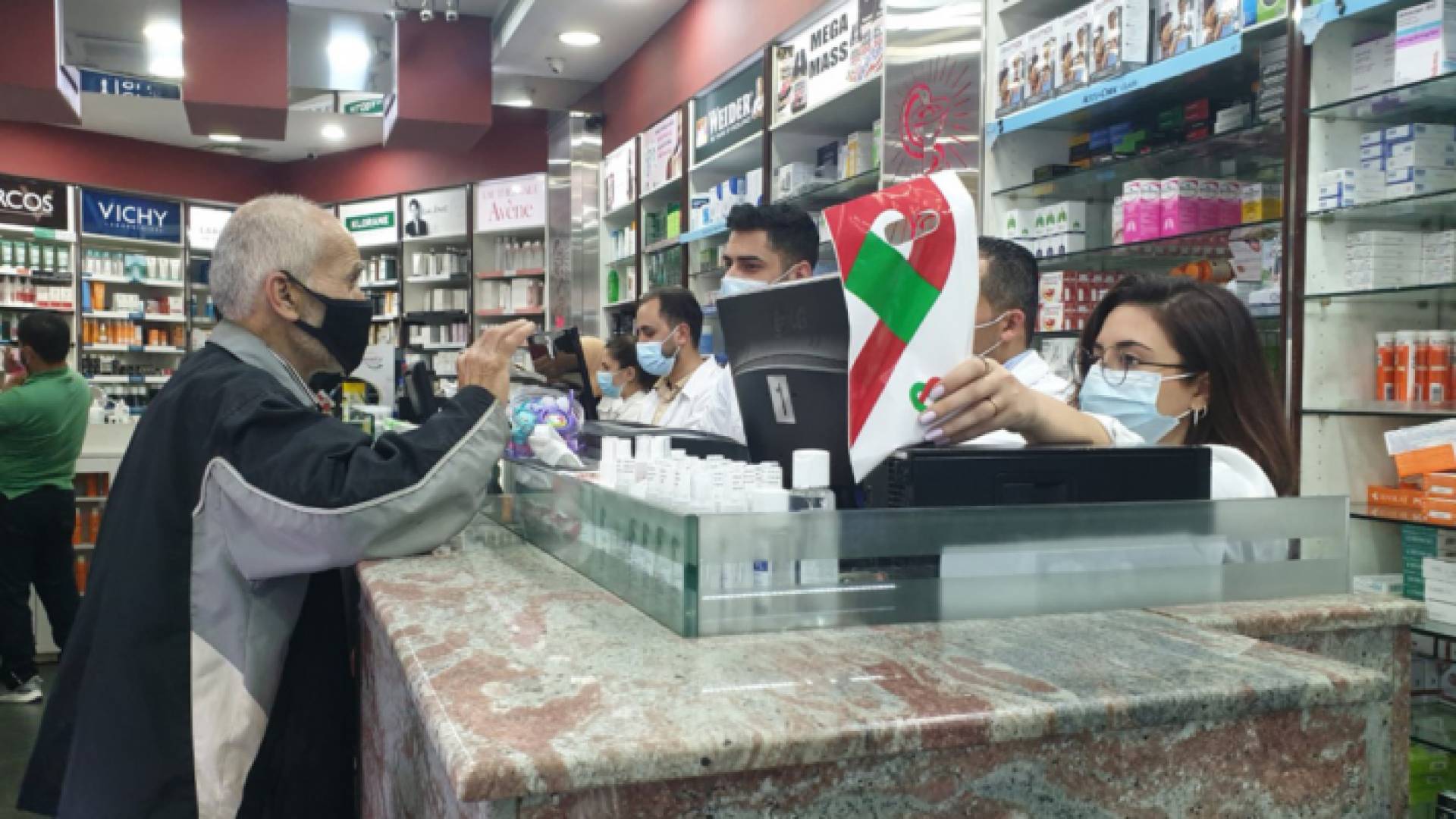 لبناني يشتري الدواء من إحدى الصيدليات - أرشيفية