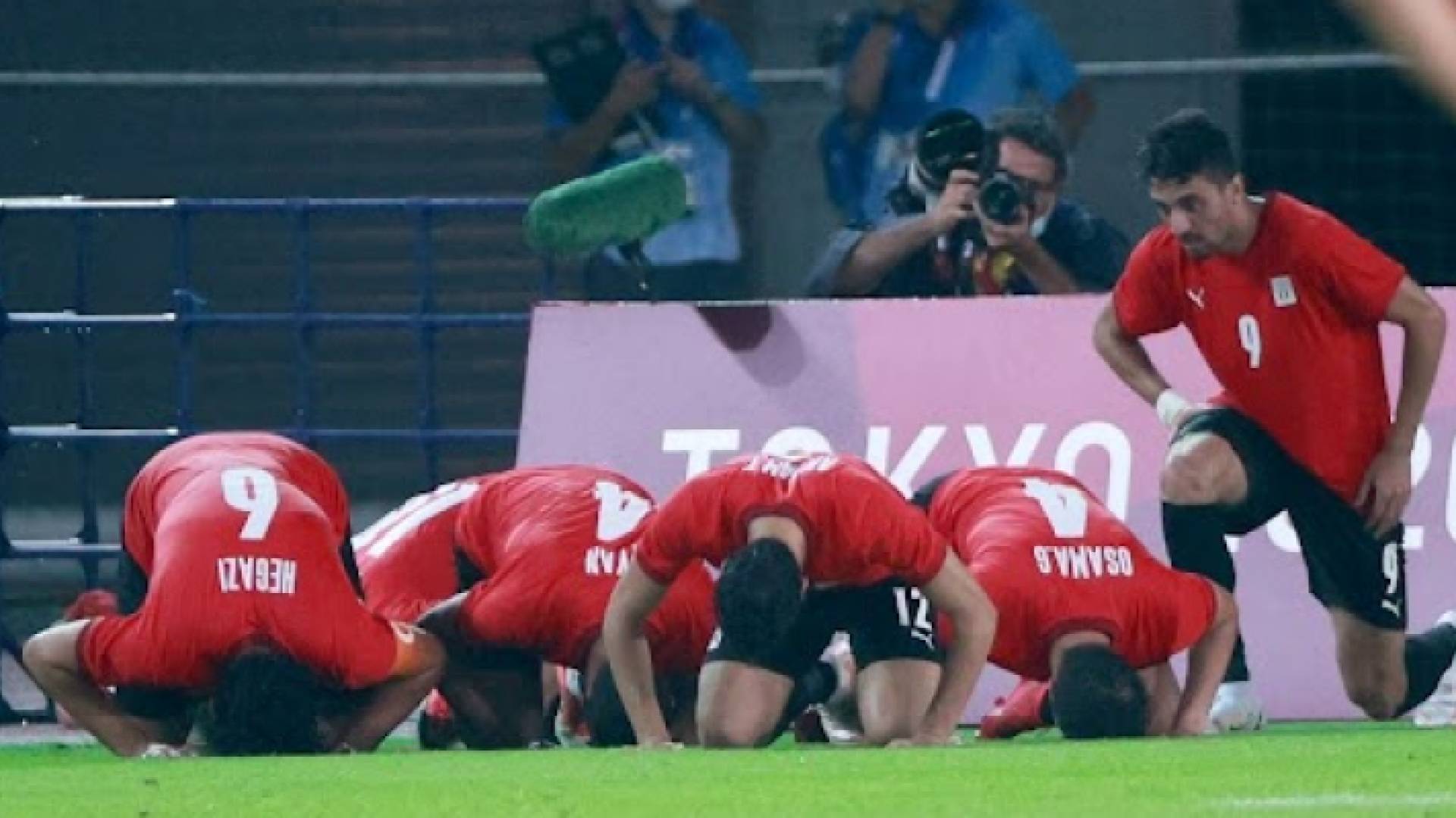 لاعبو المنتخب المصري الأولمبي لكرة القدم يحتفلون بتسجيلهم في الشباك الأسترالية