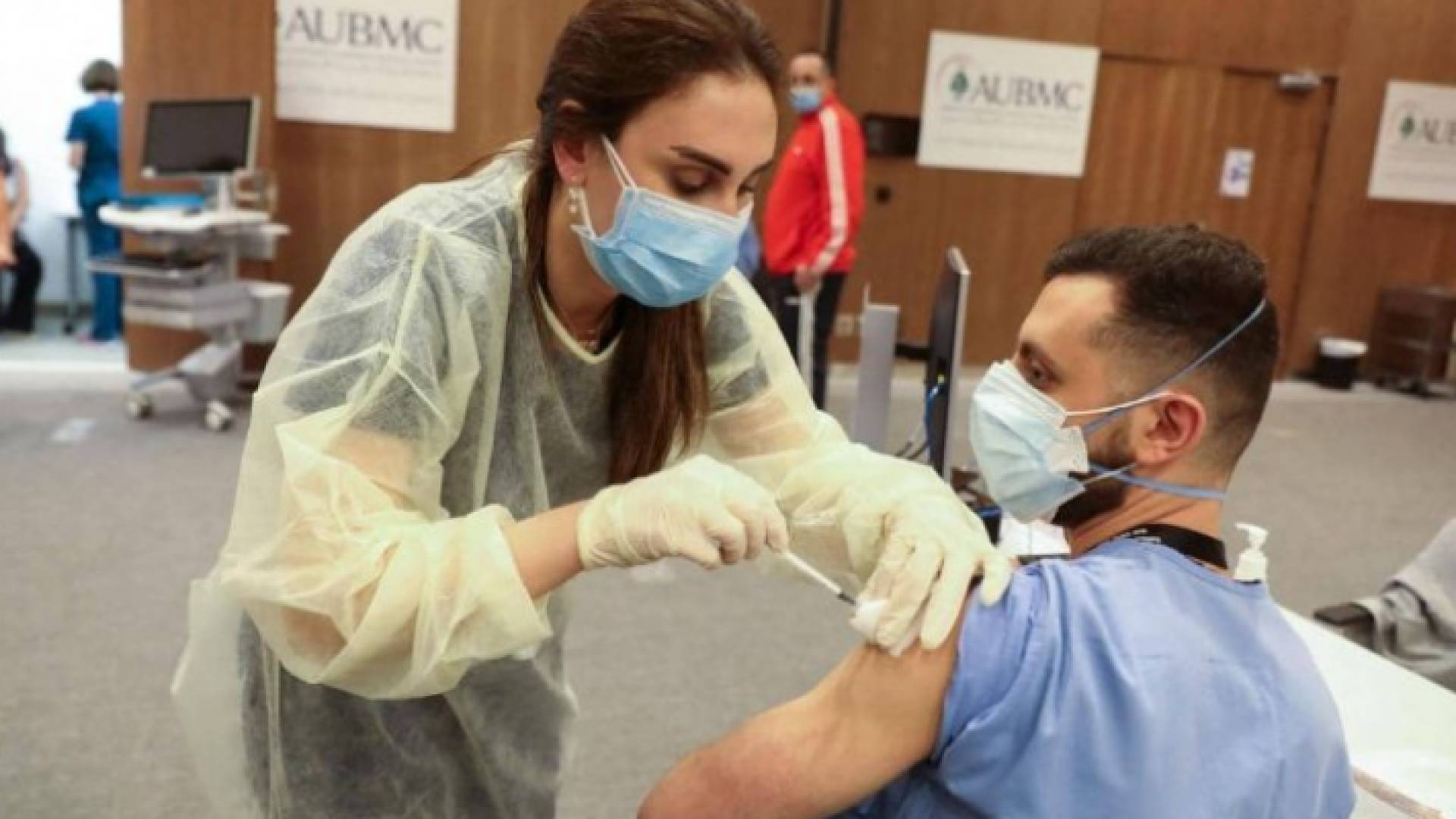 لبناني يتلقى لقاح كورونا - أرشيفية