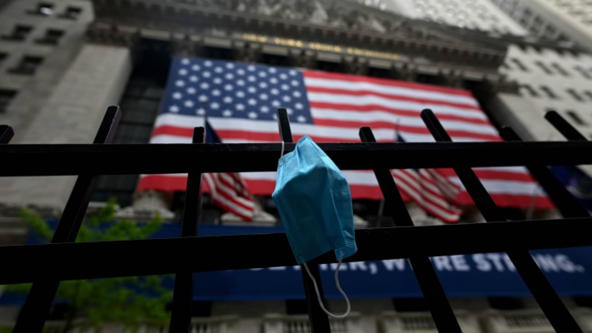 من أمام أحد المباني في أمريكا