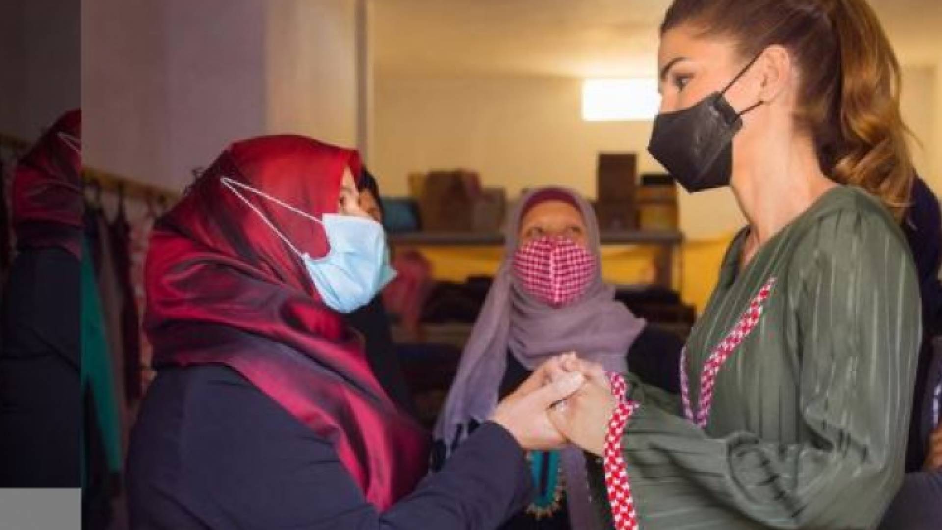 الملكة رانيا مع احدى السيدات في الشوبك