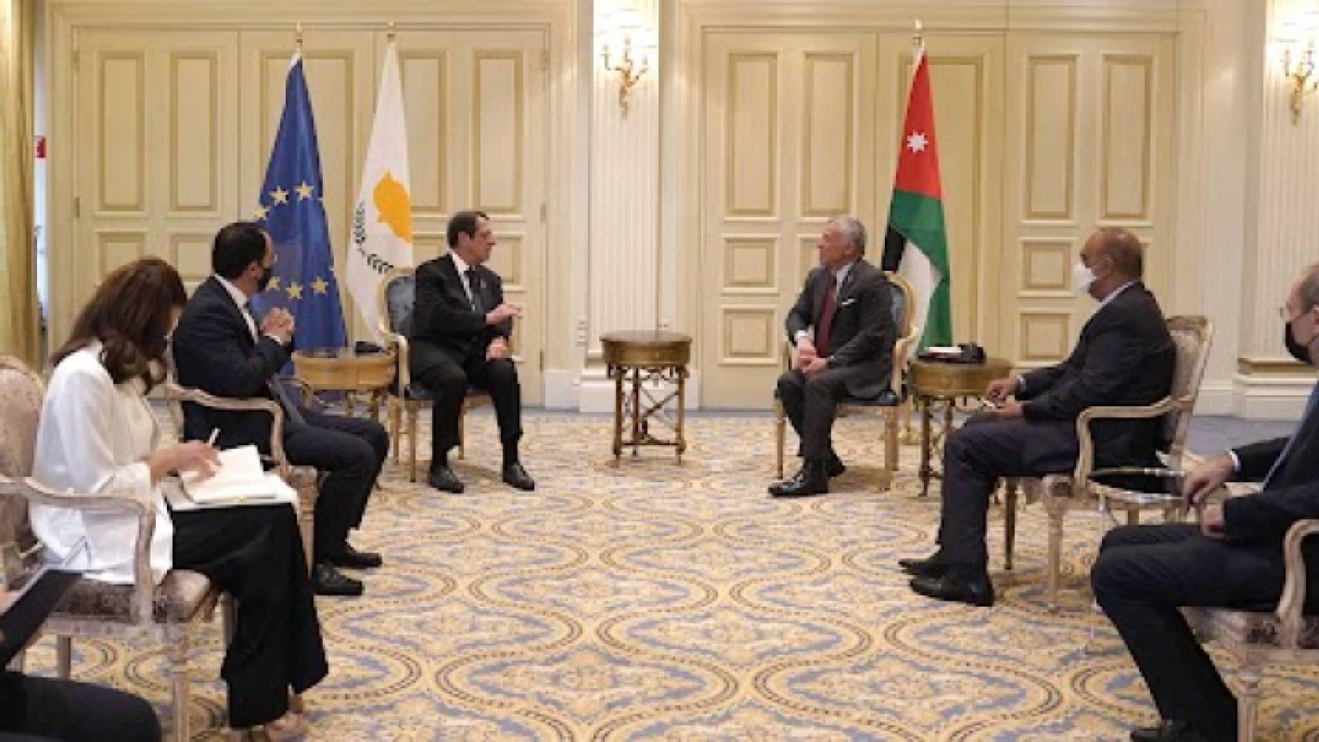 الملك يلتقي الرئيس القبرصي