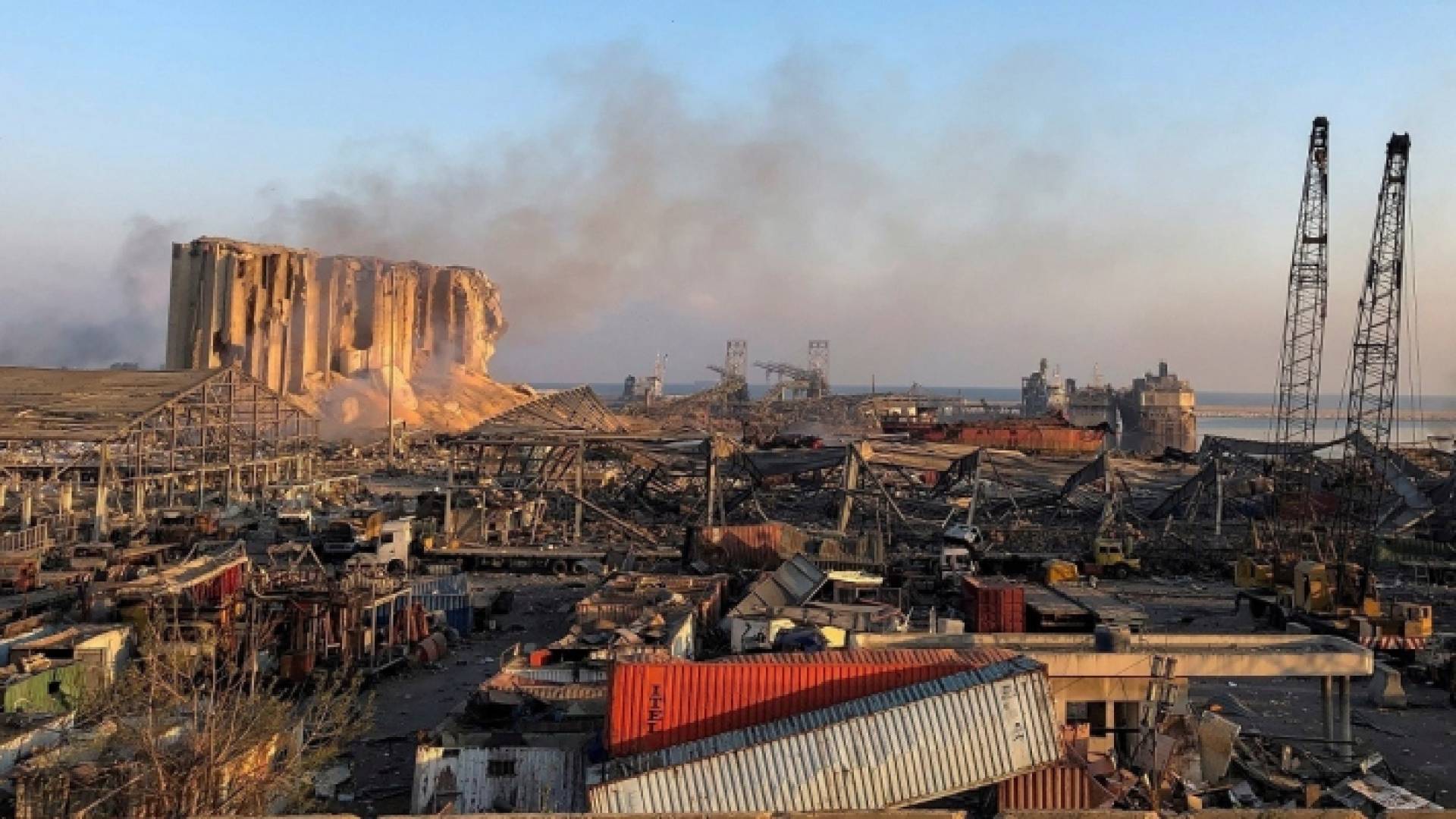 من اثار الدمار الذي لحق في مرفأ بيروت