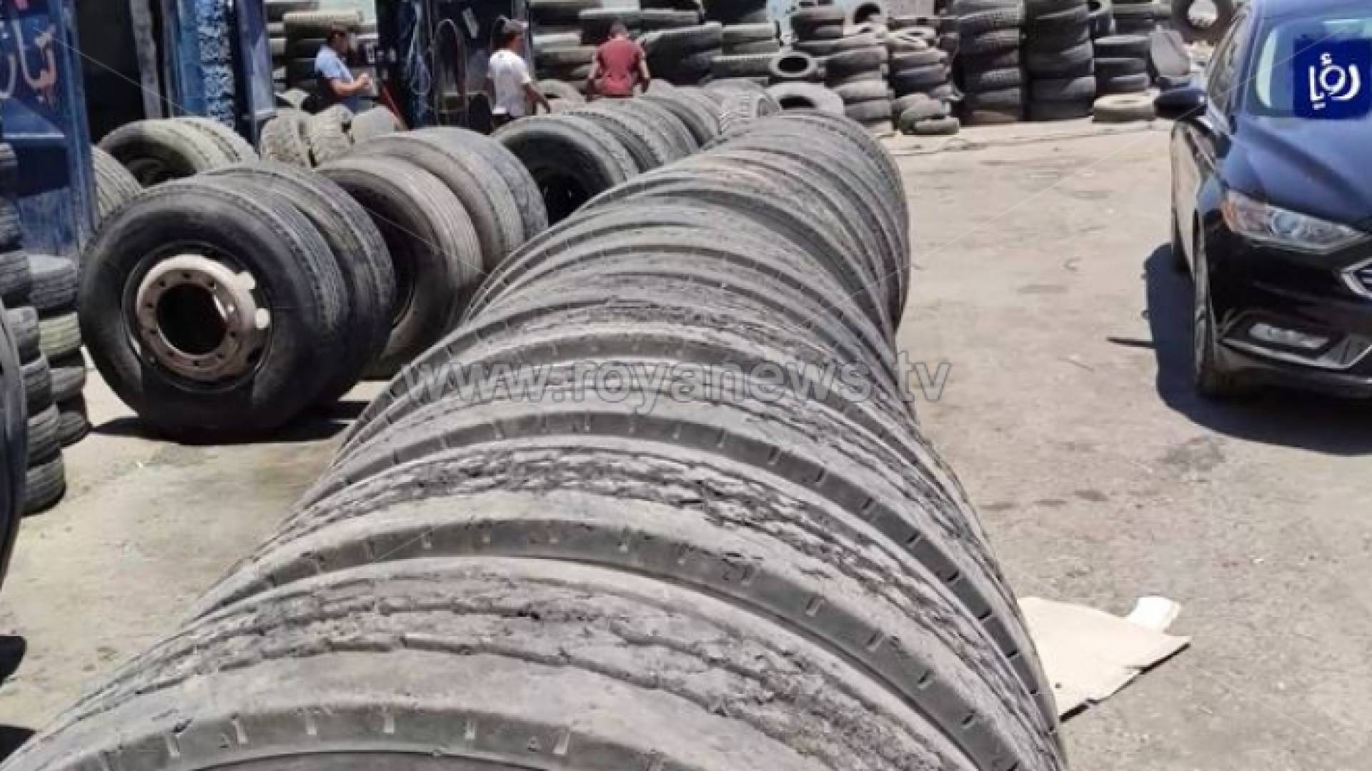 لتوفير المال .. سائقو شاحنات يلجأون لإعادة "فرز" الإطارات