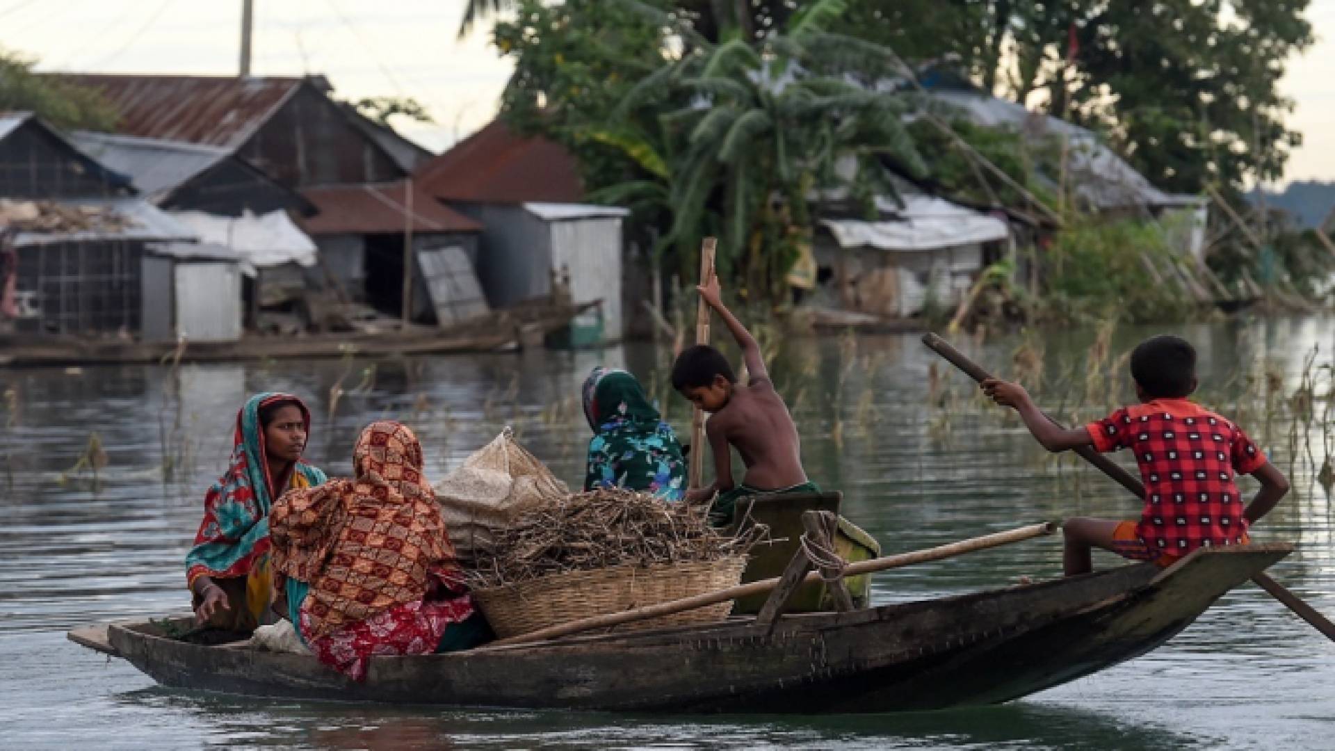 تجتاح أمطار شديدة الغزارة منذ الإثنين المنطقة المحاذية للحدود بين بنغلادش وبورما