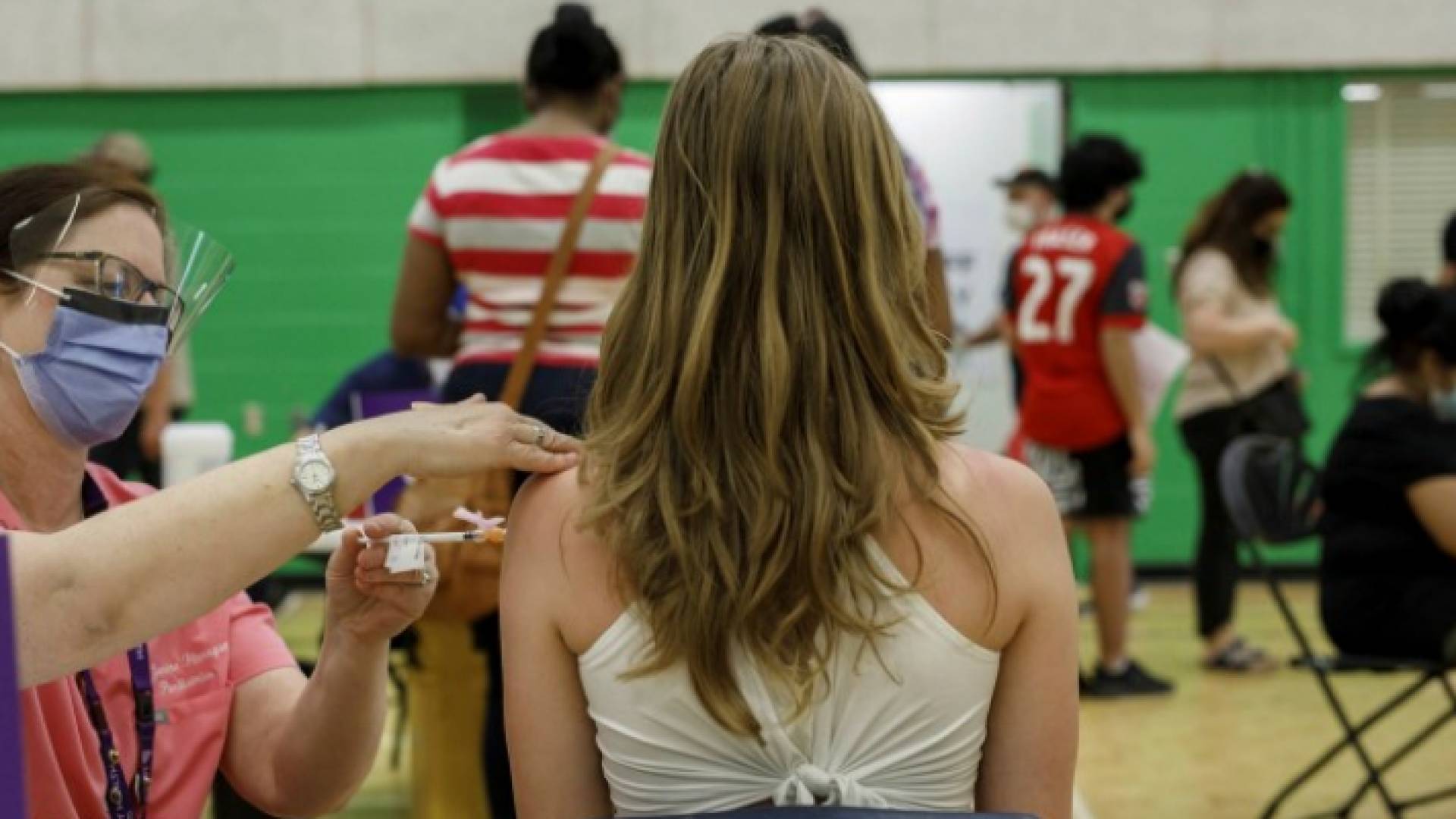 مواطنة كندية في مقاطعة أونتاريو تتلقى لقاح كورونا