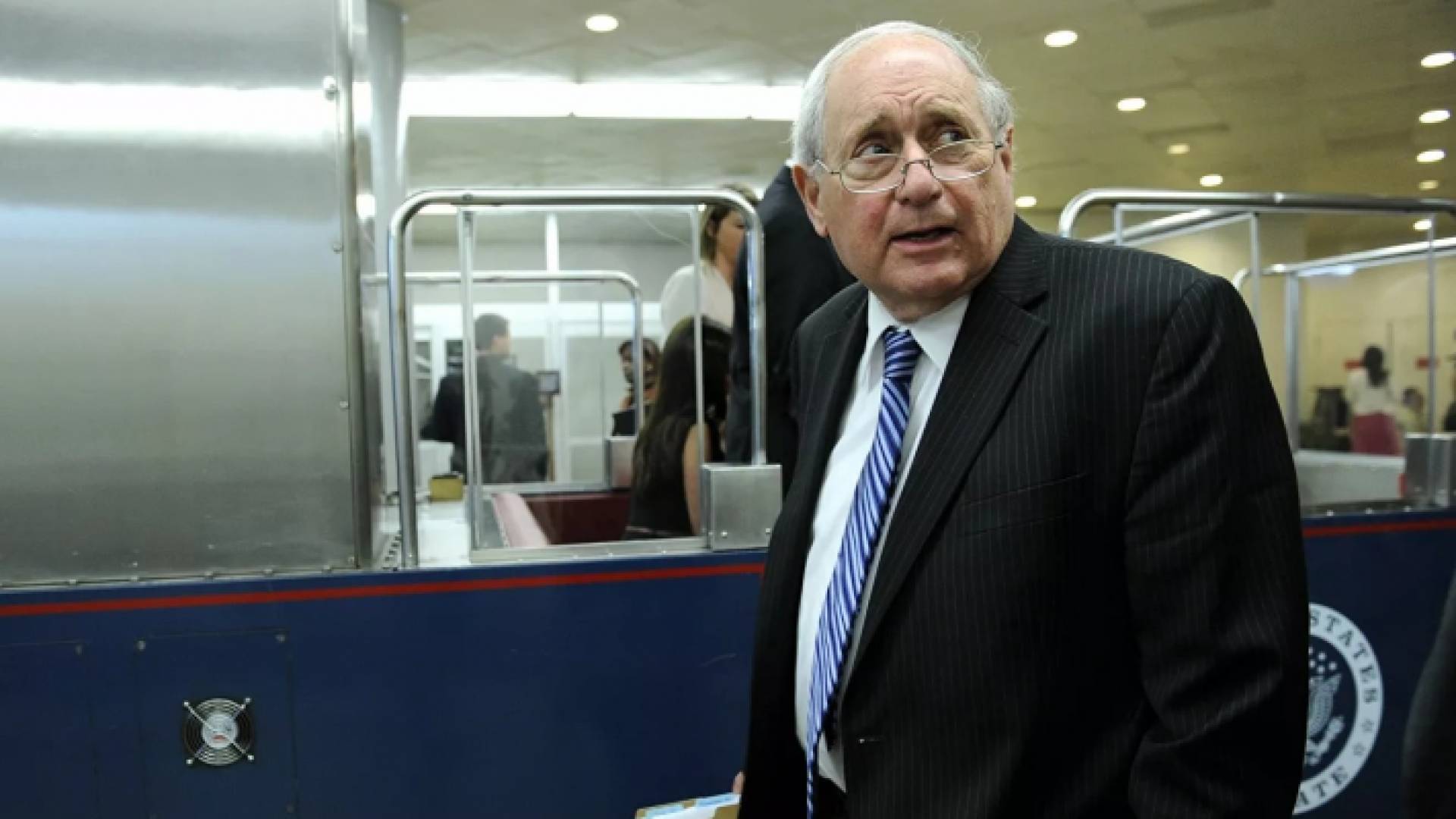 السيناتور الأمريكي السابق كارل ليفين