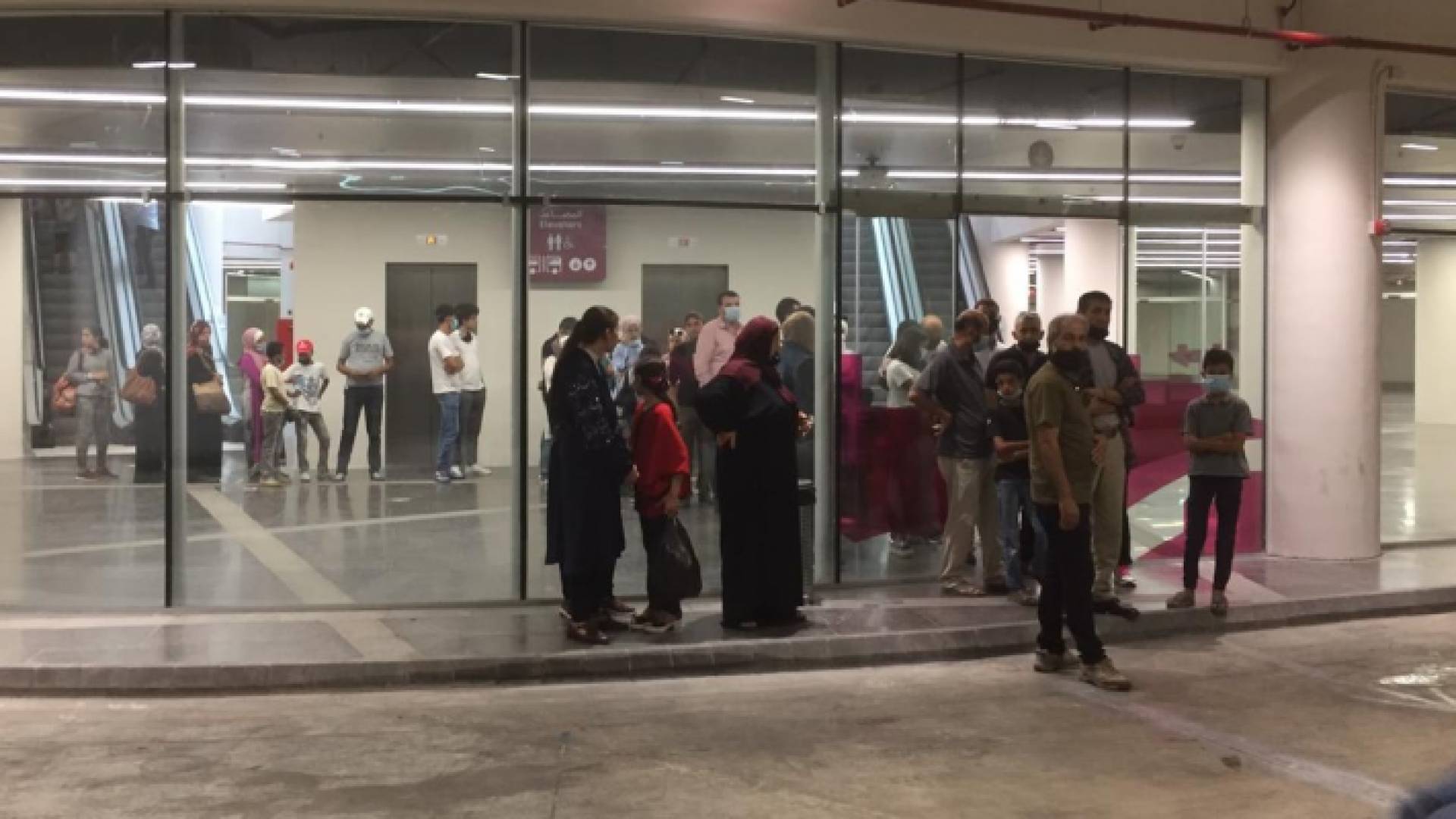 مواطنون ينتظرون الباص السريع