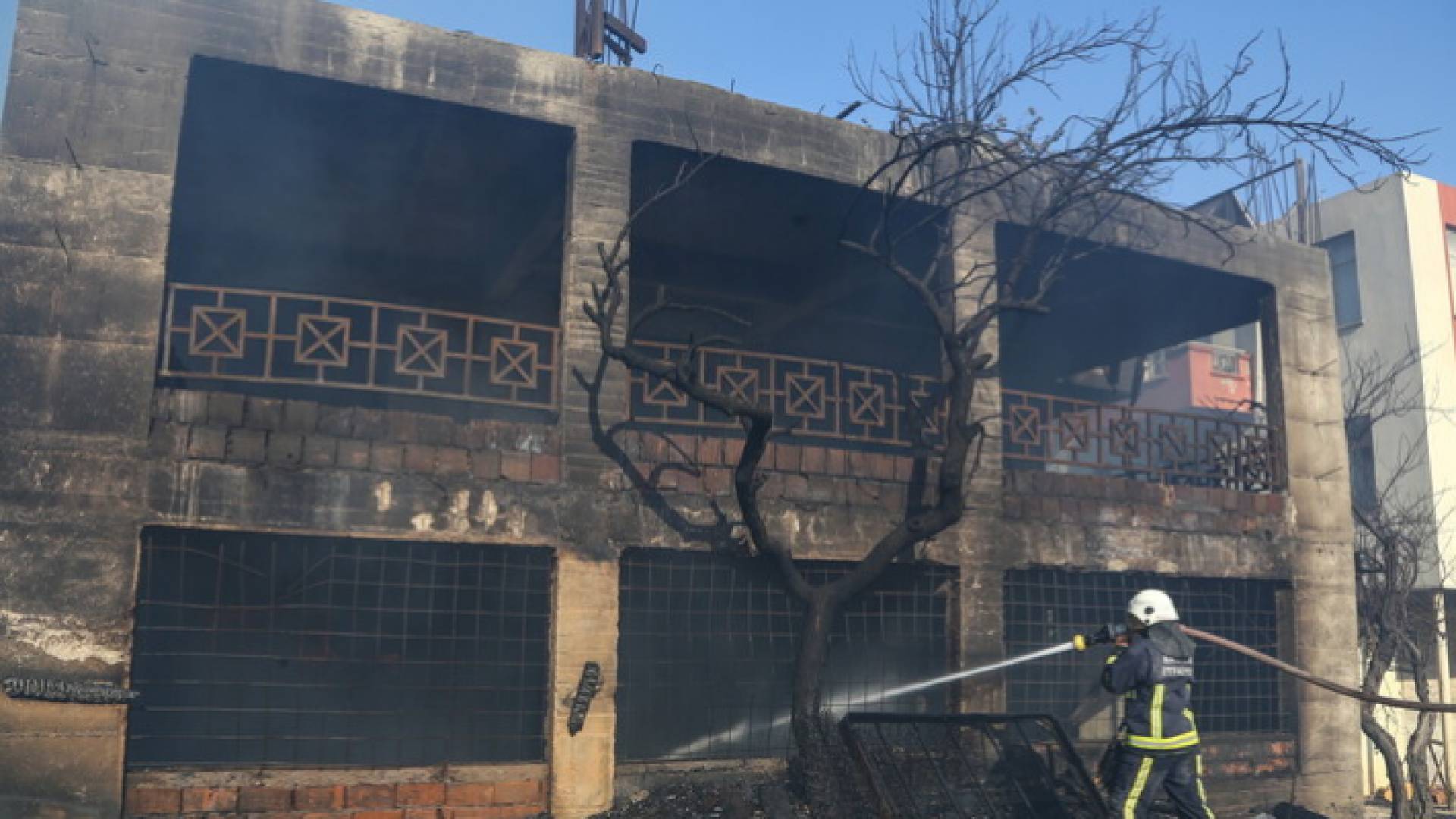 عدة فنادق أخلت نزلائها بسبب الحرائق