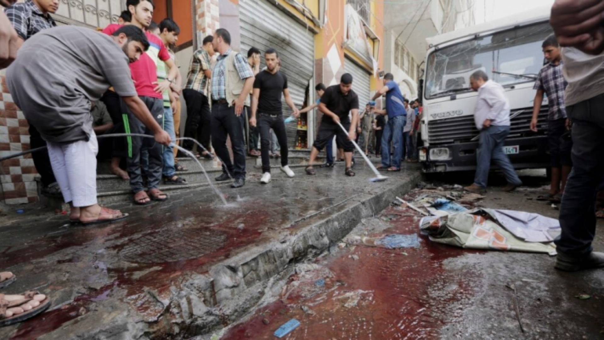 تنظيف آثار دماء 7 شهداء ارتقوا في غارة للاحتلال الاسرائيلي على قطاع غزة