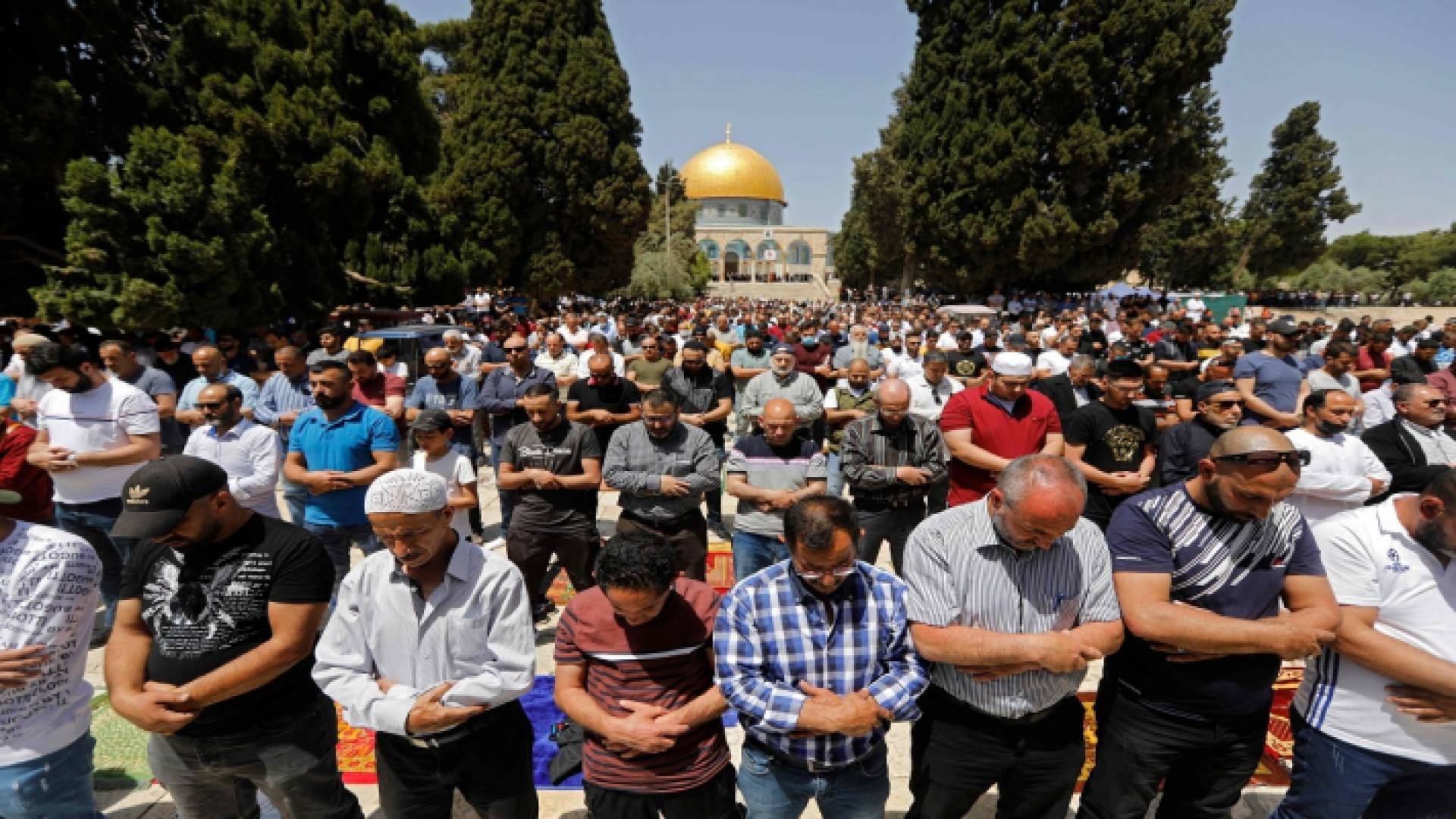 فلسطينيون يؤدون صلاة الجمعة في ساحات المسجد الأقصى
