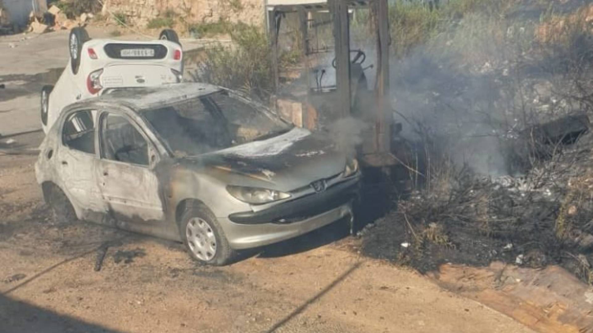 حرق مركبات ومنازل واشتباكات بين عشيرتين في الخليل