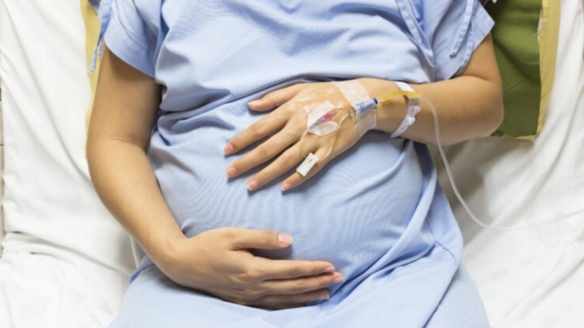 حضت مسؤولة قابلات التوليد في إنكلترا الحوامل على تلقي اللقاح