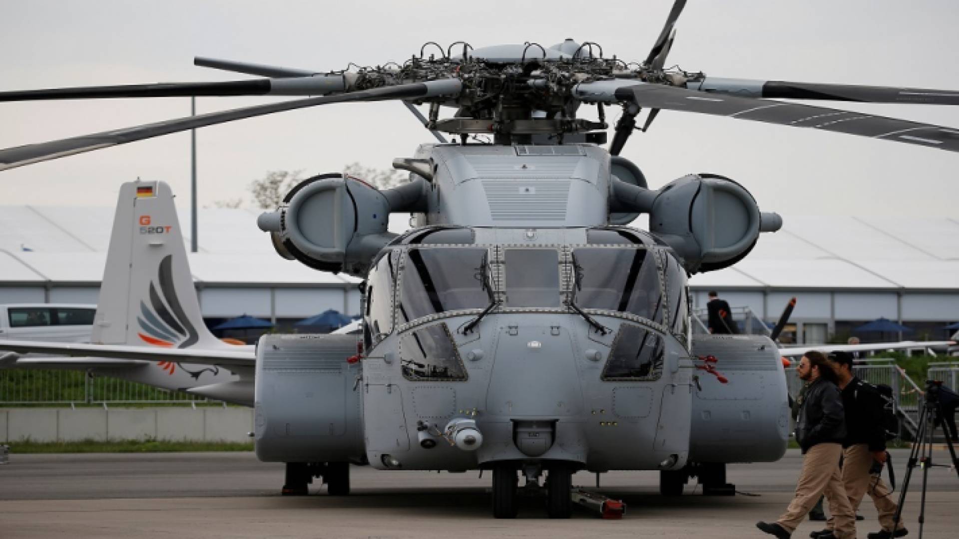 طائرة عسكرية