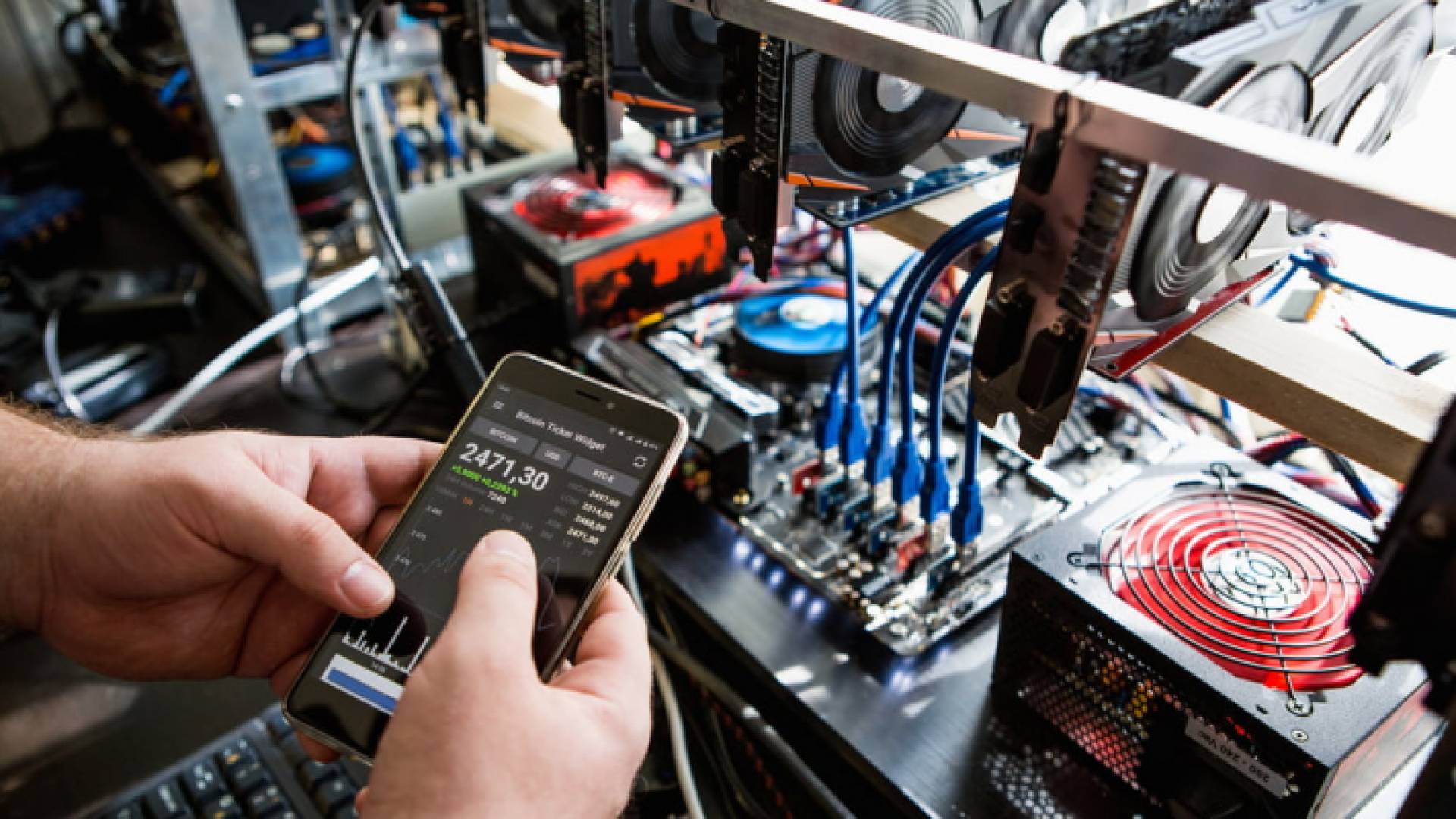 موظفا حكوميا وليس عنصرا من الشرطة حول طاقة كهربائية لتصنيع البتكوين