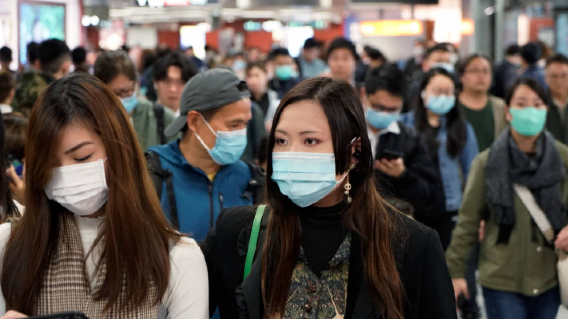 صينيون داخل أحد المراكز التجارية