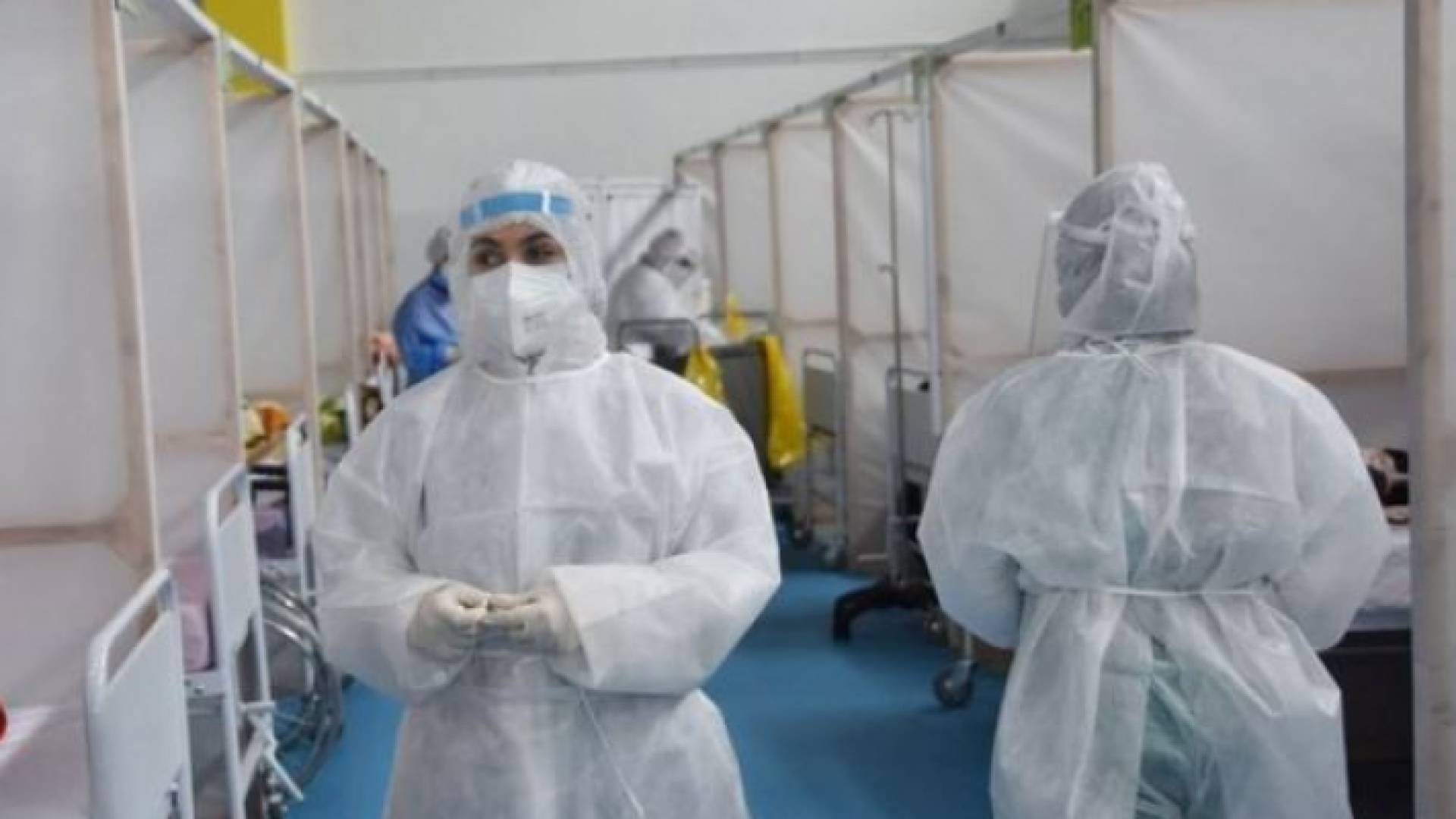 أطباء في تونس يشرفون على مرضى كورونا