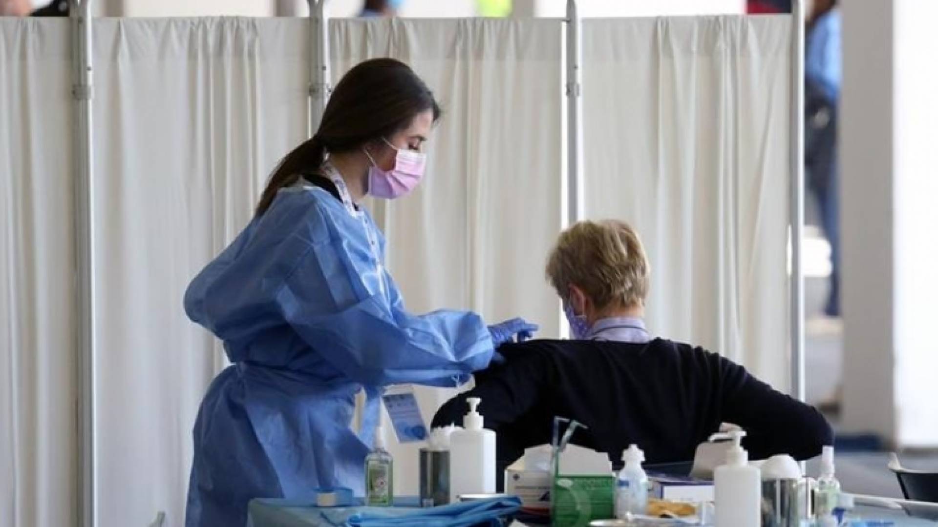 بدأت حملة التطعيم ضد كورونا في بريطانيا قبل نحو 32 أسبوعا