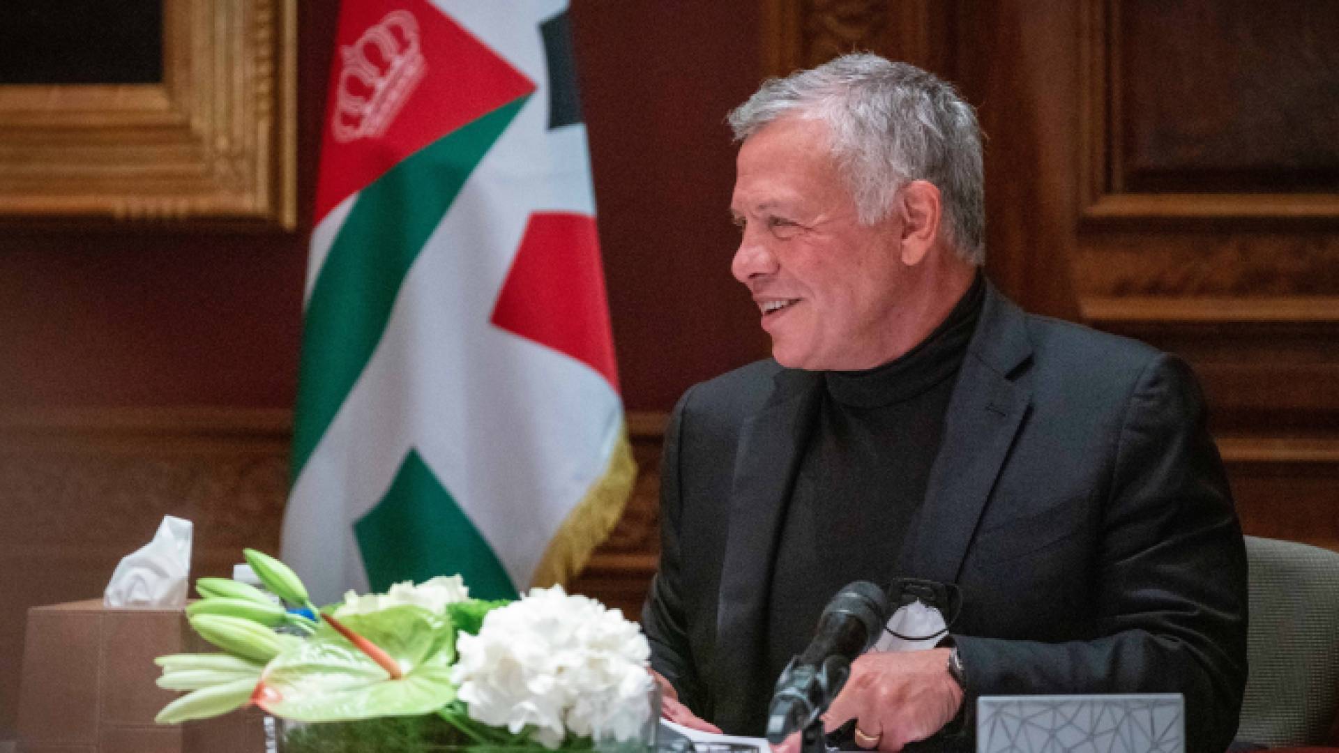 الملك خلال اجتماعه مع اللجنة الملكية لتحديث المنظومة السياسية