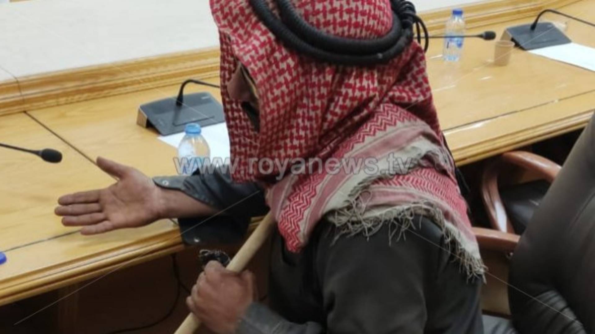 المسن الأردني يطلب وظيفة لابنته