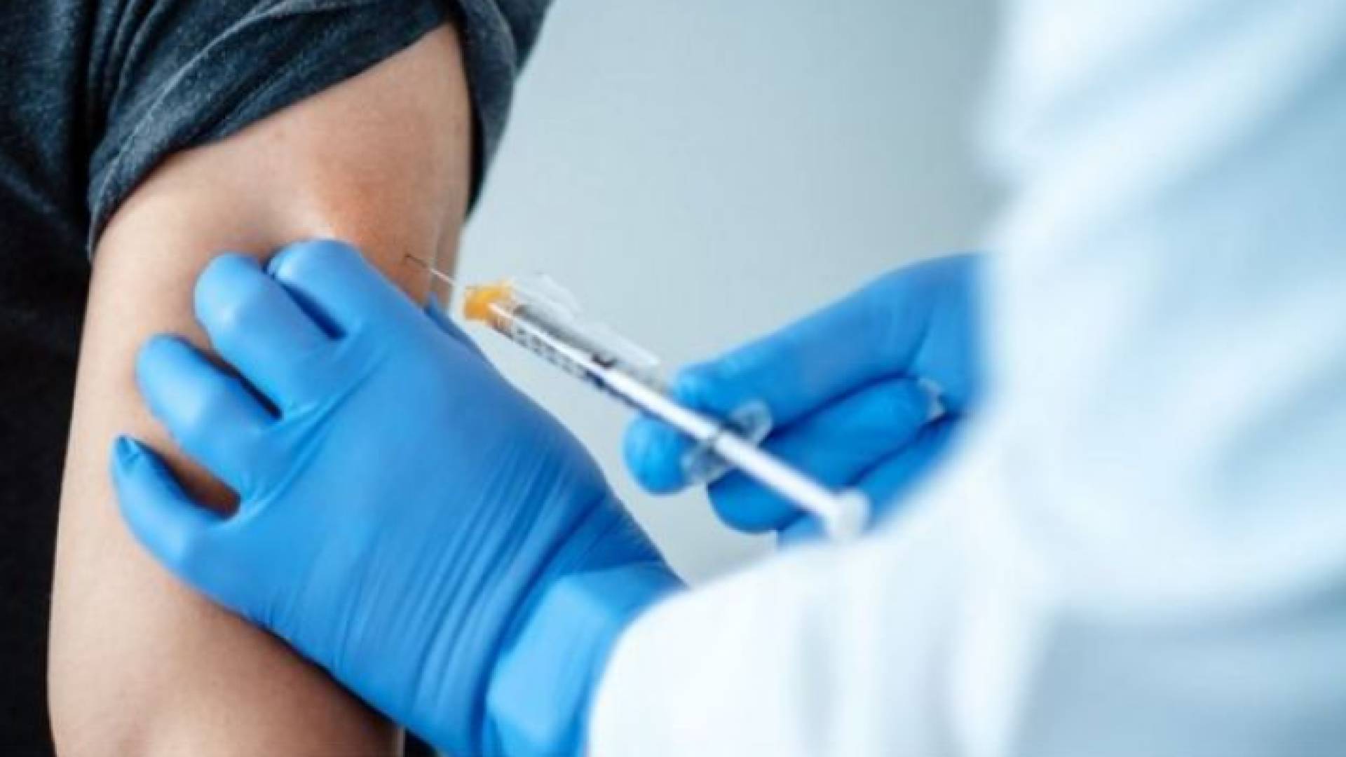 شخص يتلقى لقاح كورونا - ارشيفية