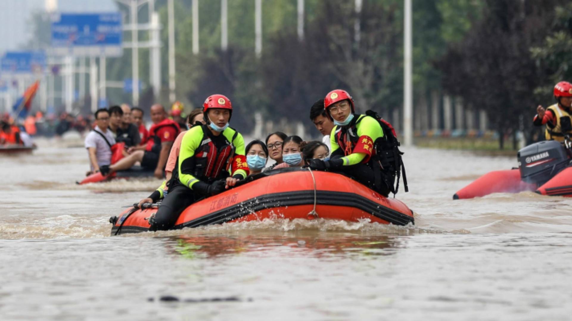 قارب إنقاذ على متنه صينيون حاصرتهم الفيضانات