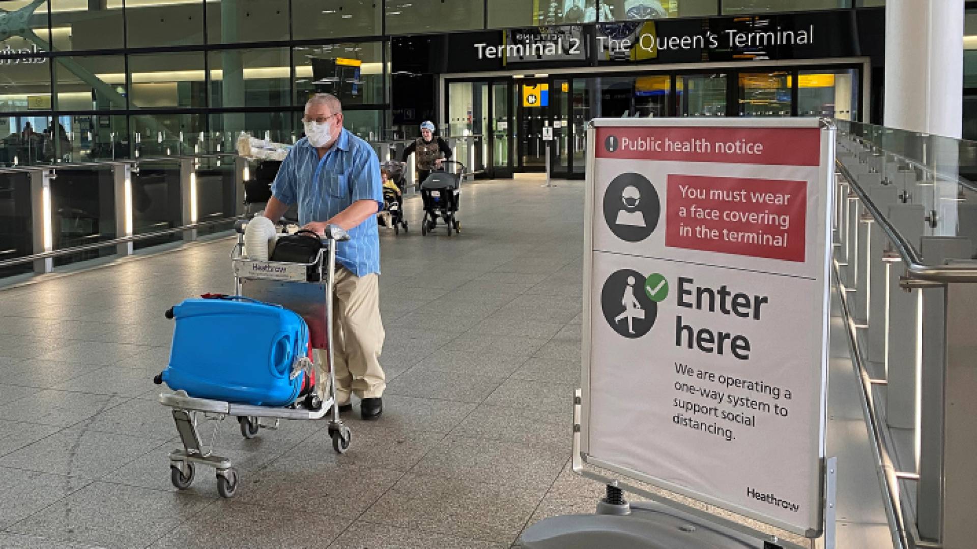 بريطانيا تلغي الحجر الصحي لزوارها الأمريكيين والأوروبيين الملقحين ضد كورونا