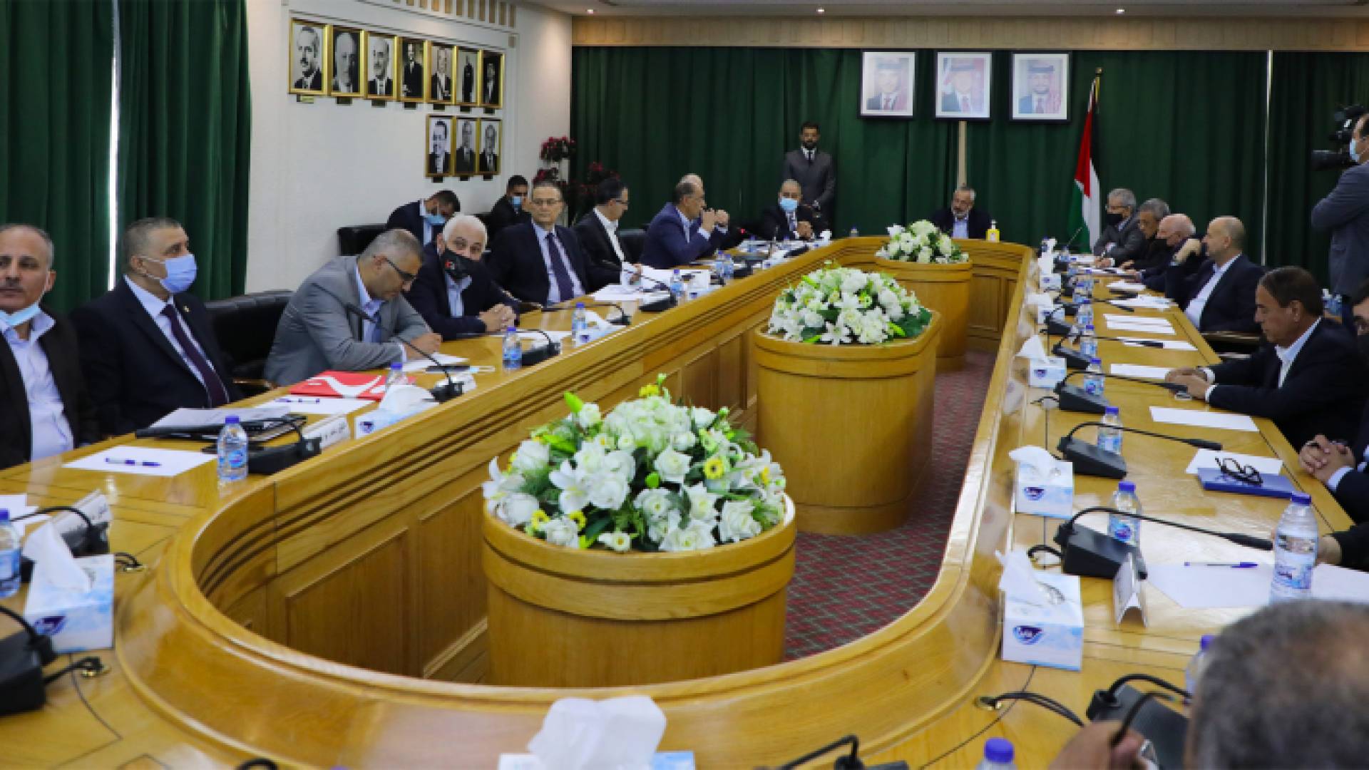 جانب من اجتماع لجنة مشتركة من لجان مجلس الأعيان