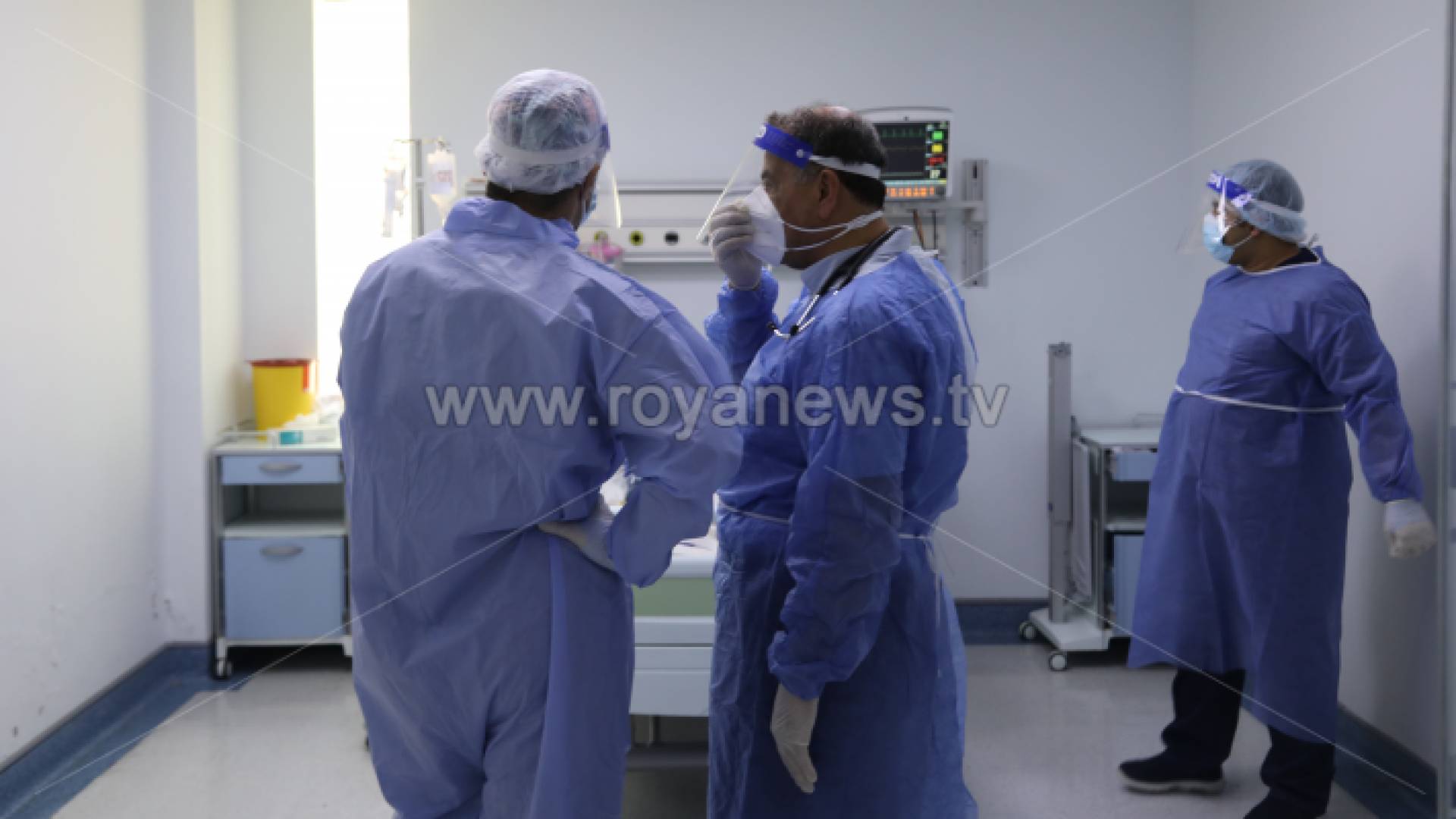 اطباء كورونا في احد المستشفيات المخصصة لعلاج المرضى