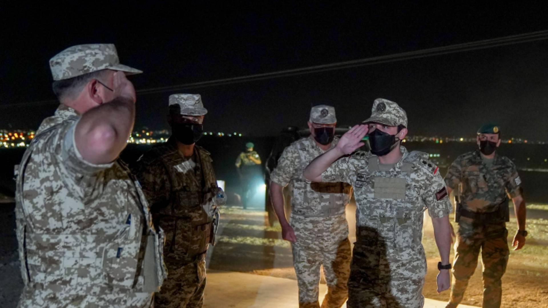 ولي العهد يتابع تمرين "صقور الهواشم" الليلي