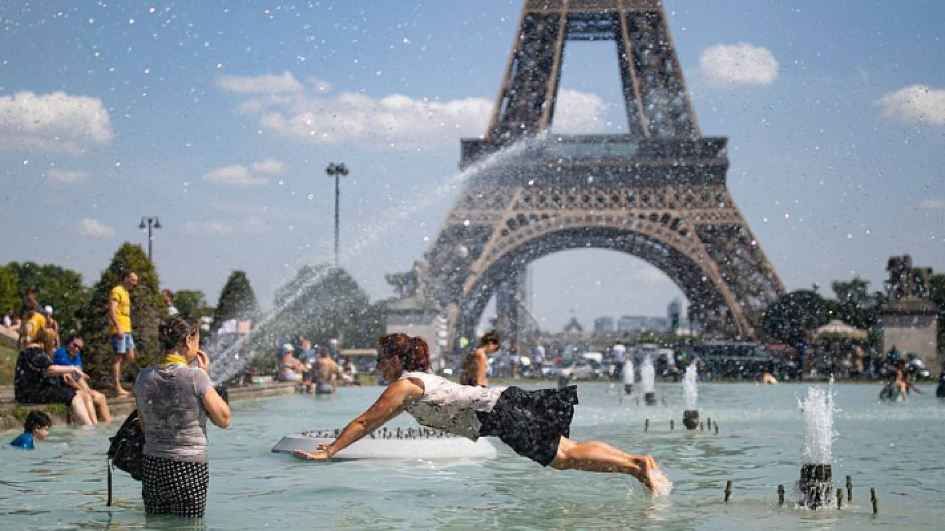 في فرنسا تسببت أربع موجات حر خلال صيف 2015 بوفاة 1700 شخص