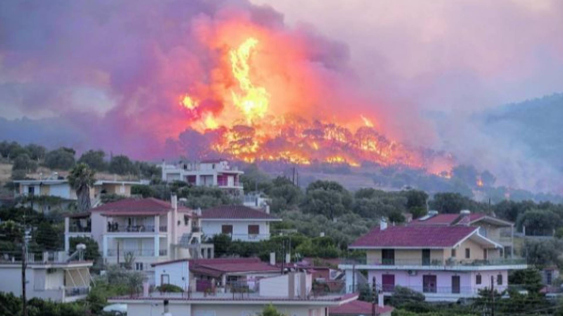 الحرائق التي تجتاح منتجعات ساحلية تركية تطل على المتوسط