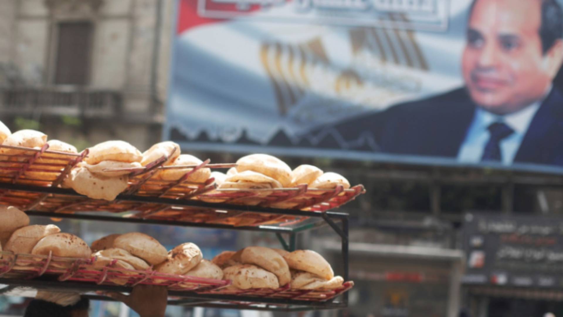 مواطن مصري يبيع الخبز