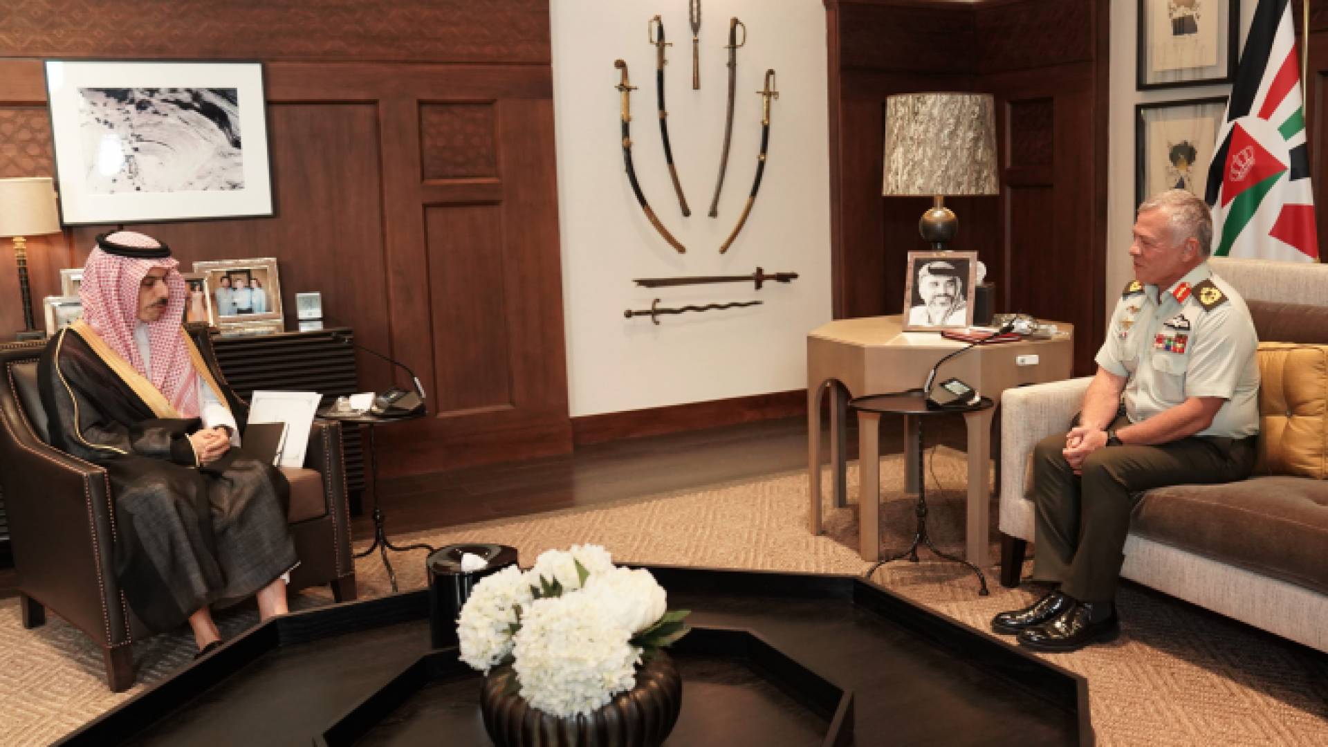 الملك يستقبل وزير الخارجية السعودي