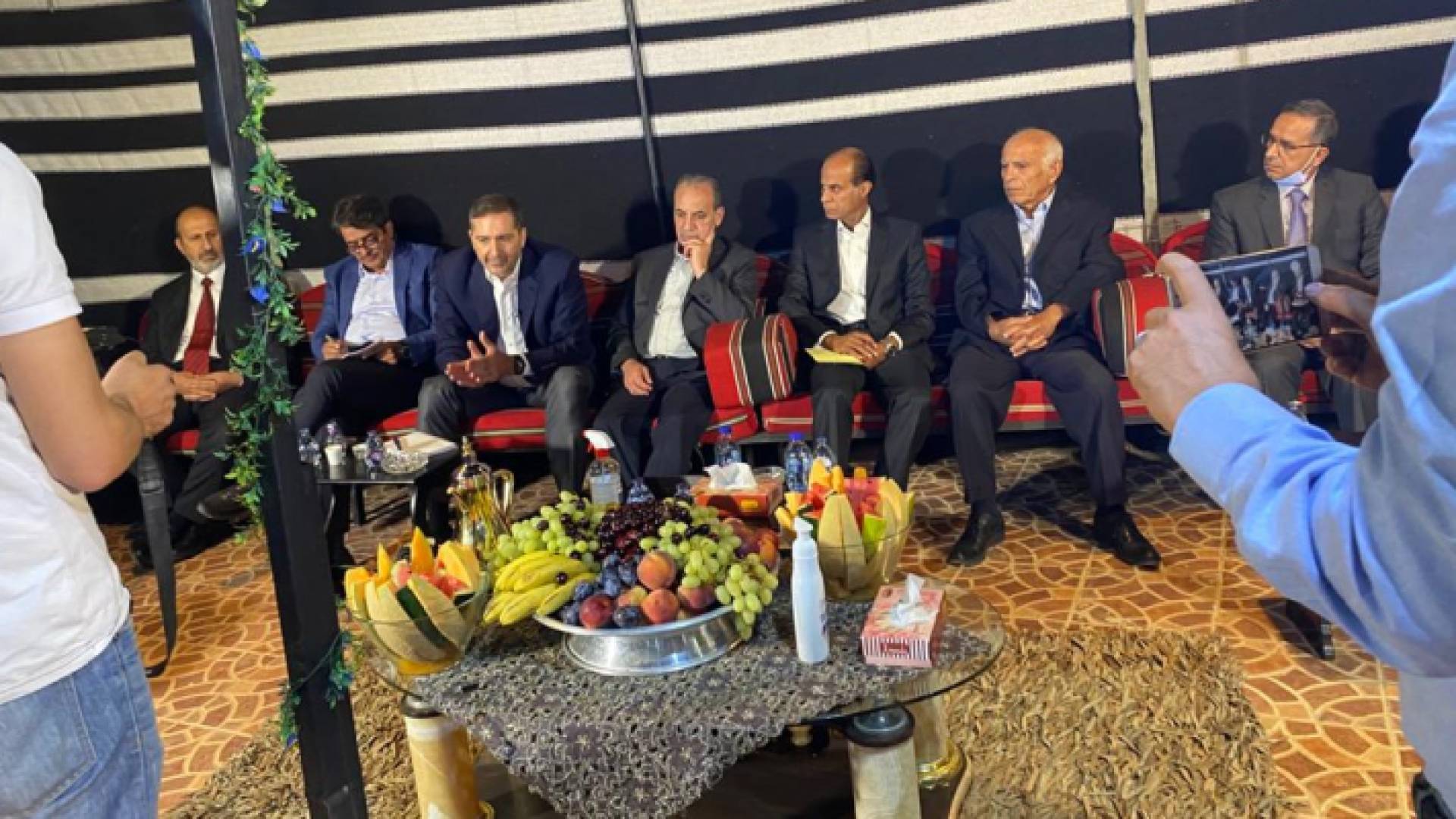 الرفاعي خلال لقائه عددا من أبناء محافظة الكرك