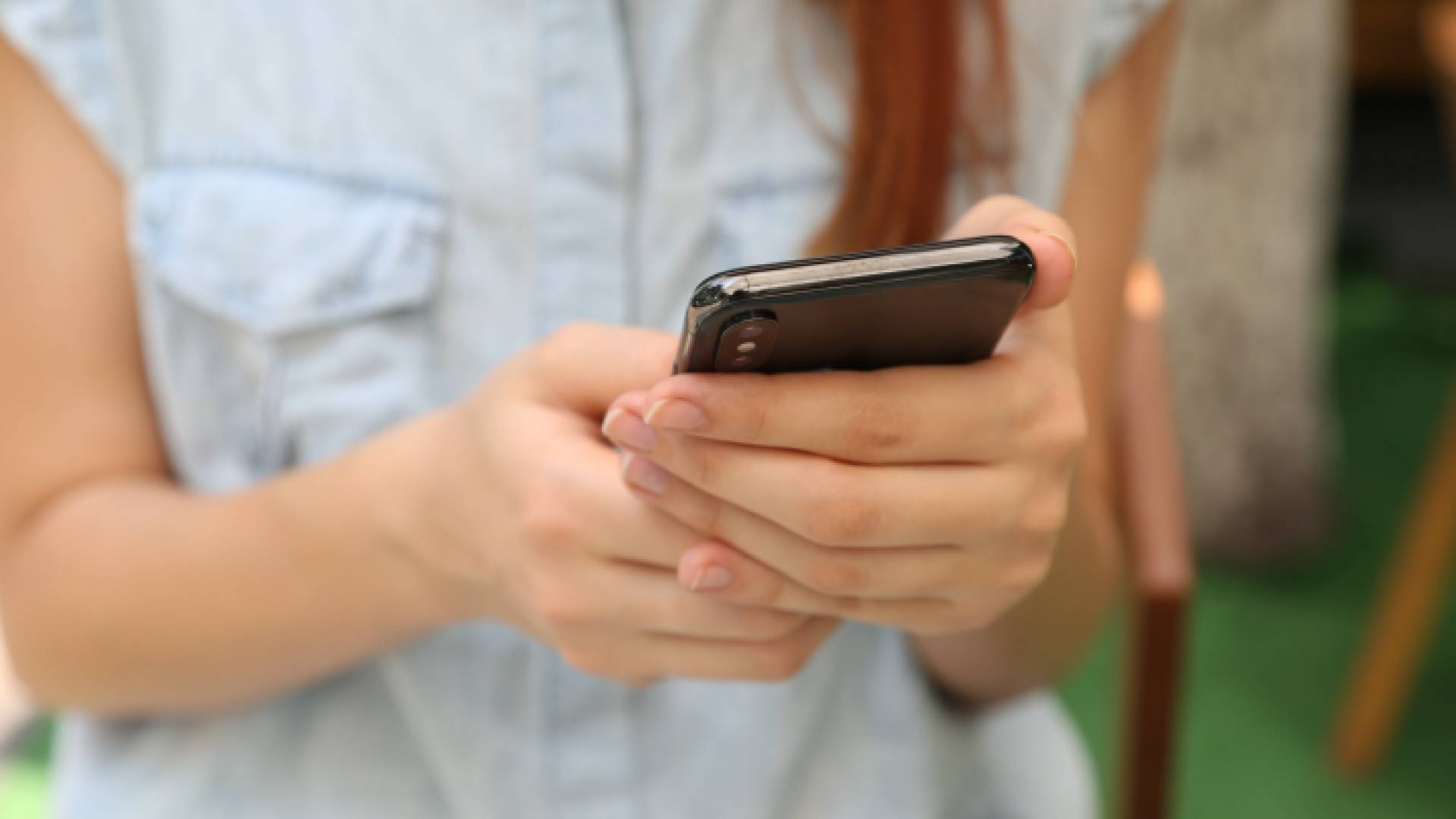 سيدة تحاول إجراء مكالمة هاتفية - أرشيفية