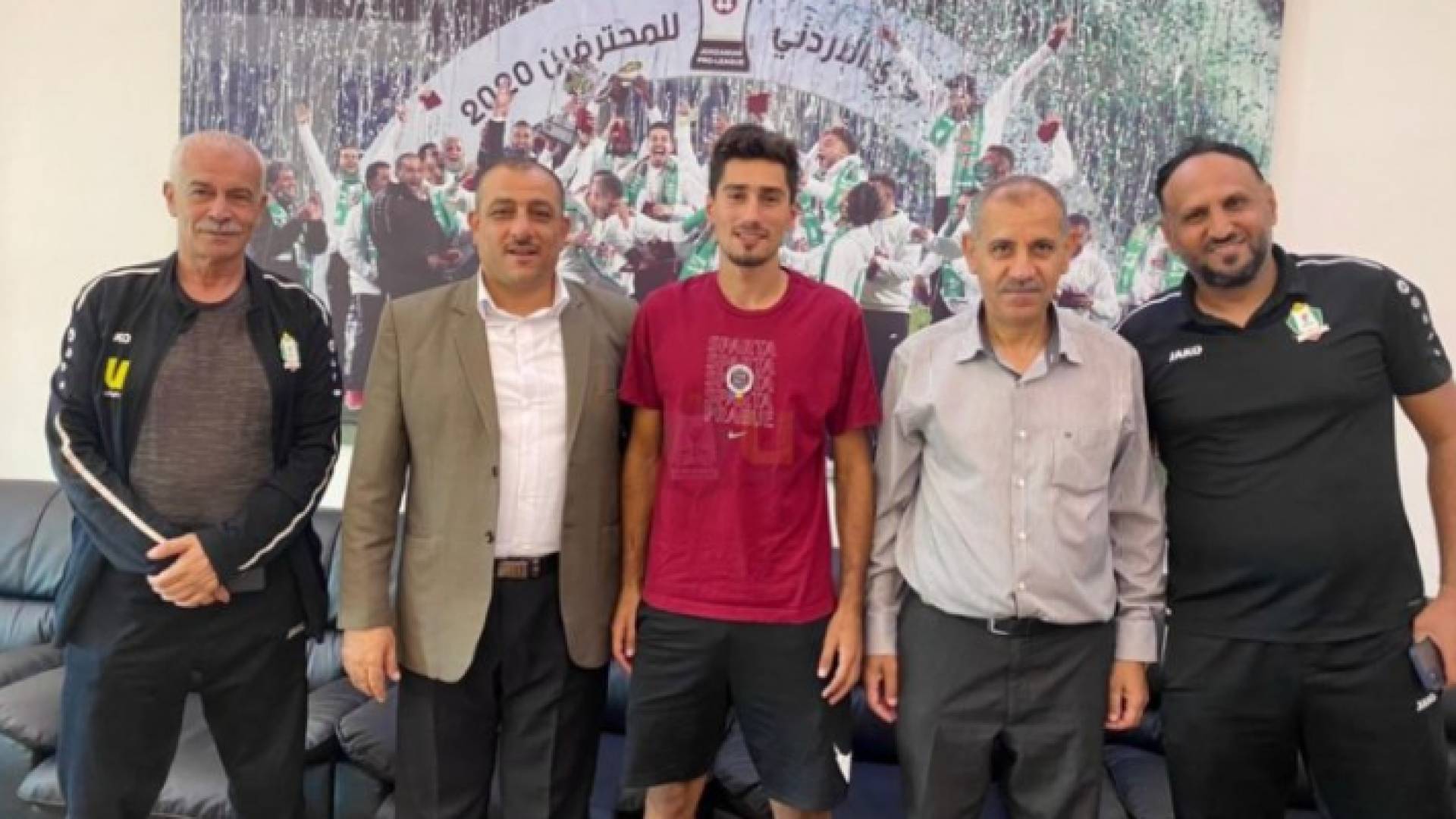 سليمان أبو زمع يتوسط الجهاز الإداري لنادي الوحدات