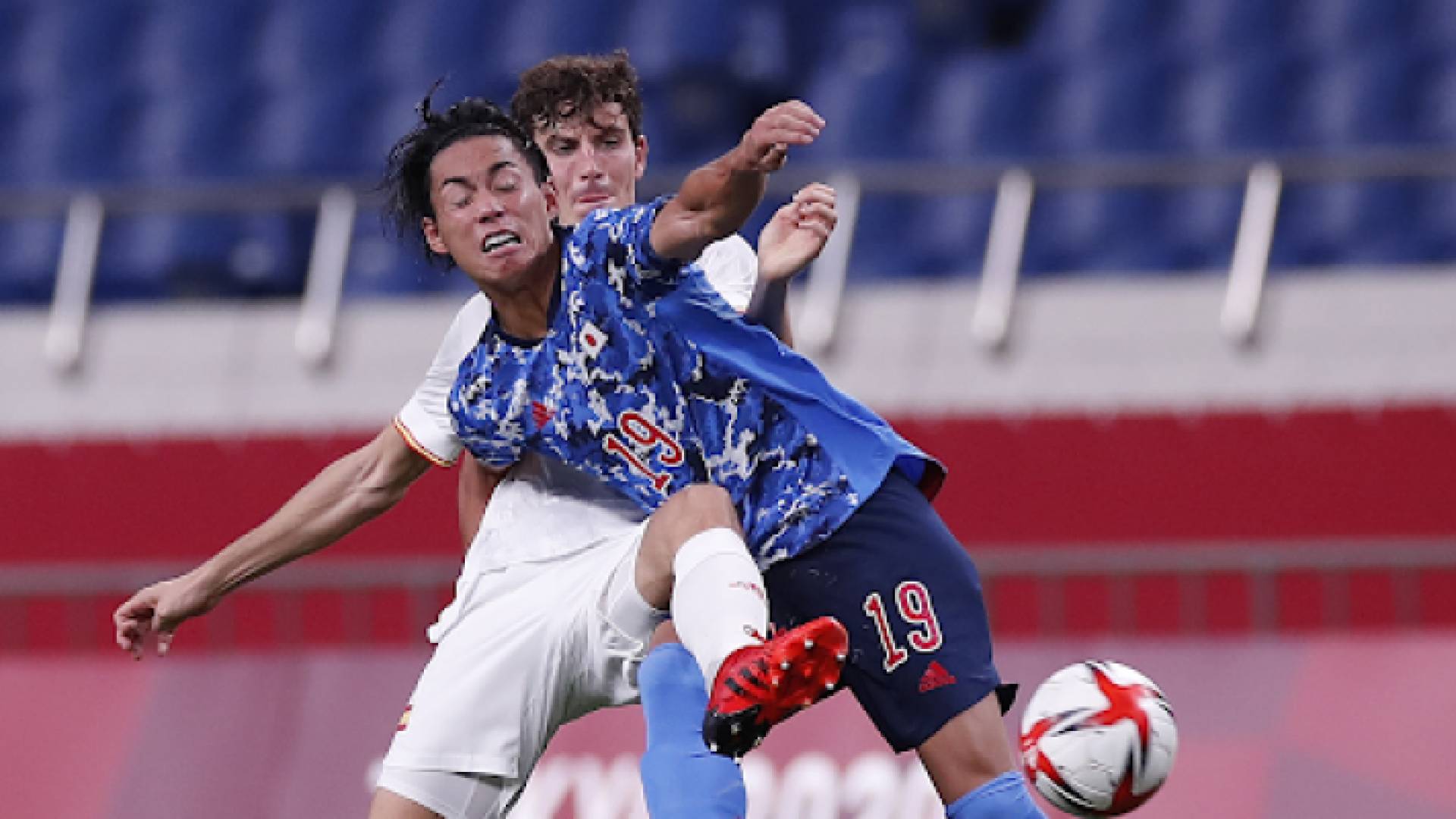 مهاجم منتخب اليابان يحاول اجتياز المدافع الإسباني