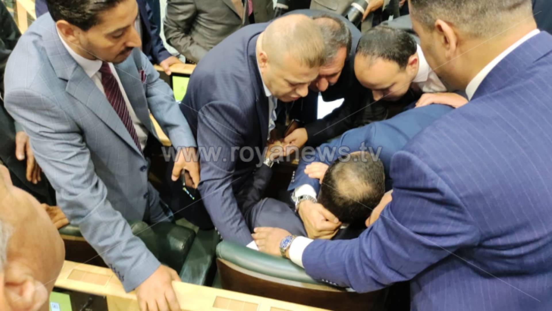 محاولات النواب إقناع العدوان بمغادرة مقعد رئيس الوزراء