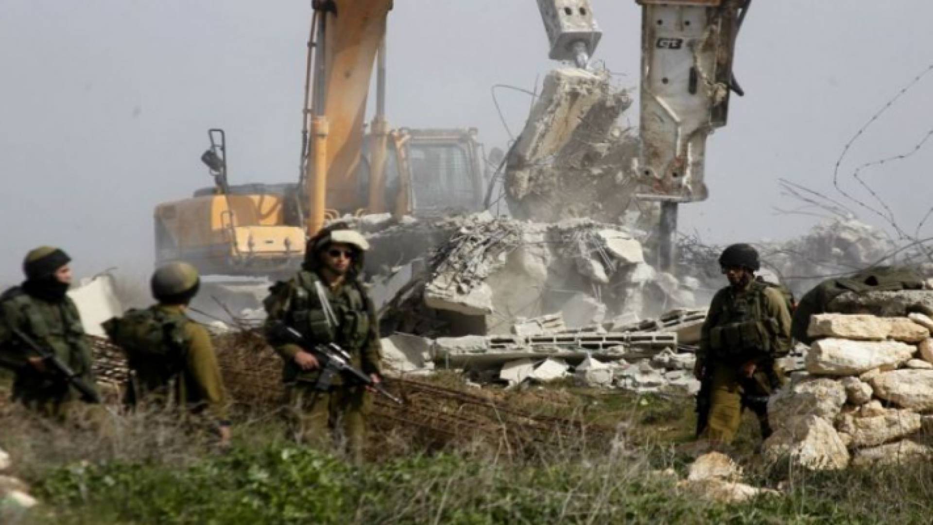 جنود الاحتلال الإسرائيلي يقفون أمام جرافة تابعة للاحتلال - أرشيفية