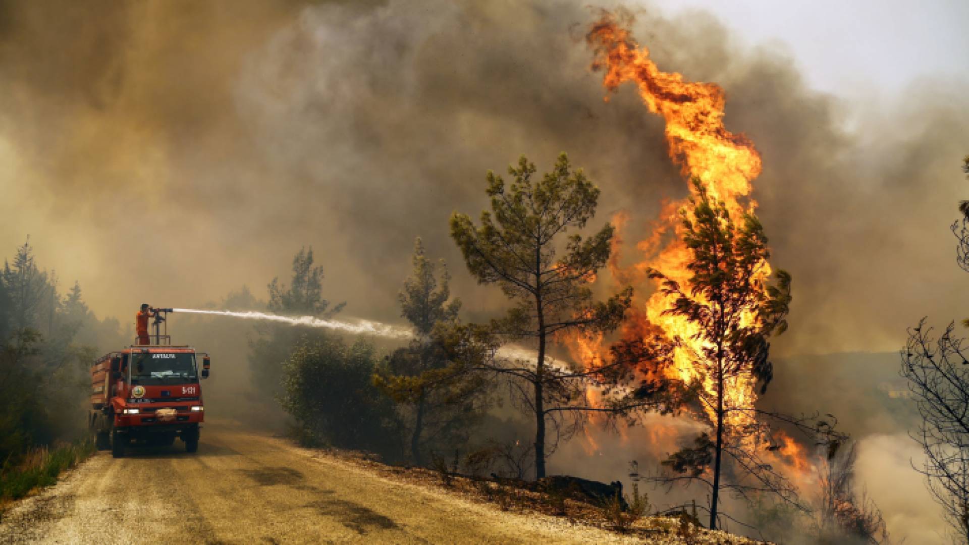 من عمليات إخماد الحرائق في أثينا