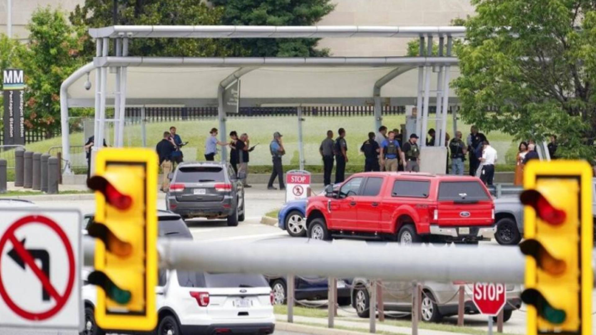 الشرطي قتل متأثرا بطعنات