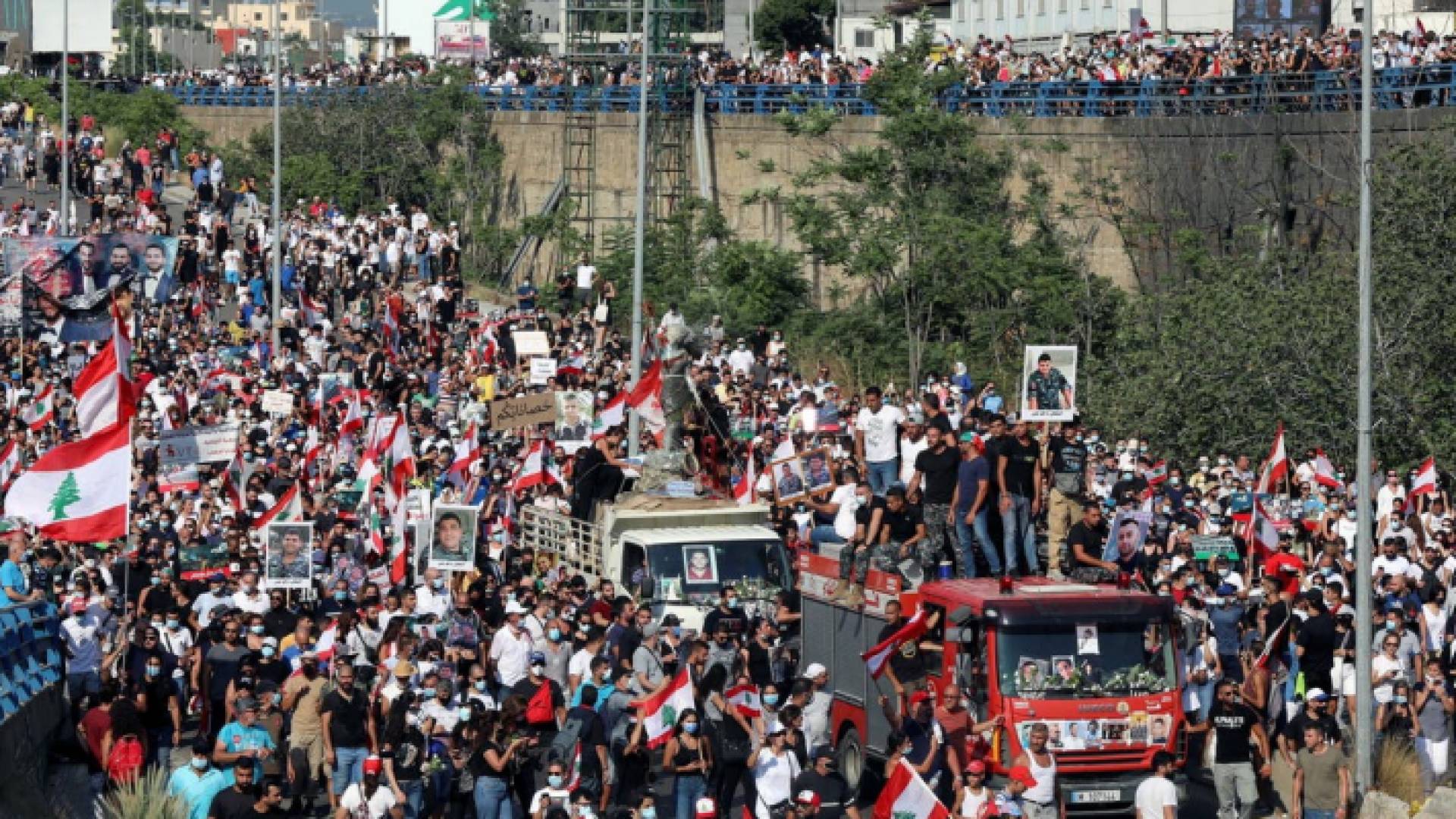 تظاهرة حاشدة للبنانين في بيروت