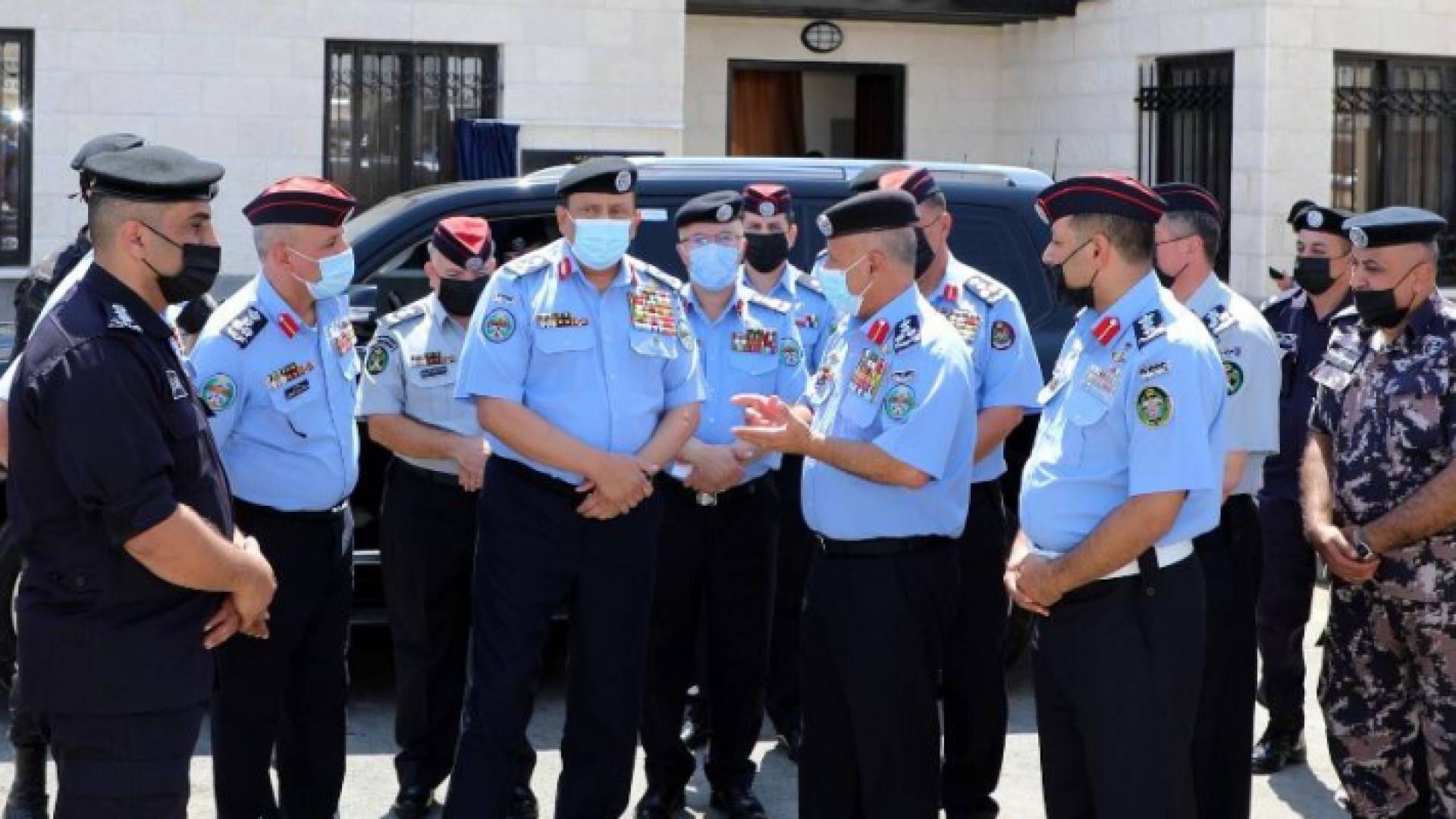 مدير الأمن العام يفتتح المحطة الأمنية المتكاملة للممر التنموي "طريق الـ100"