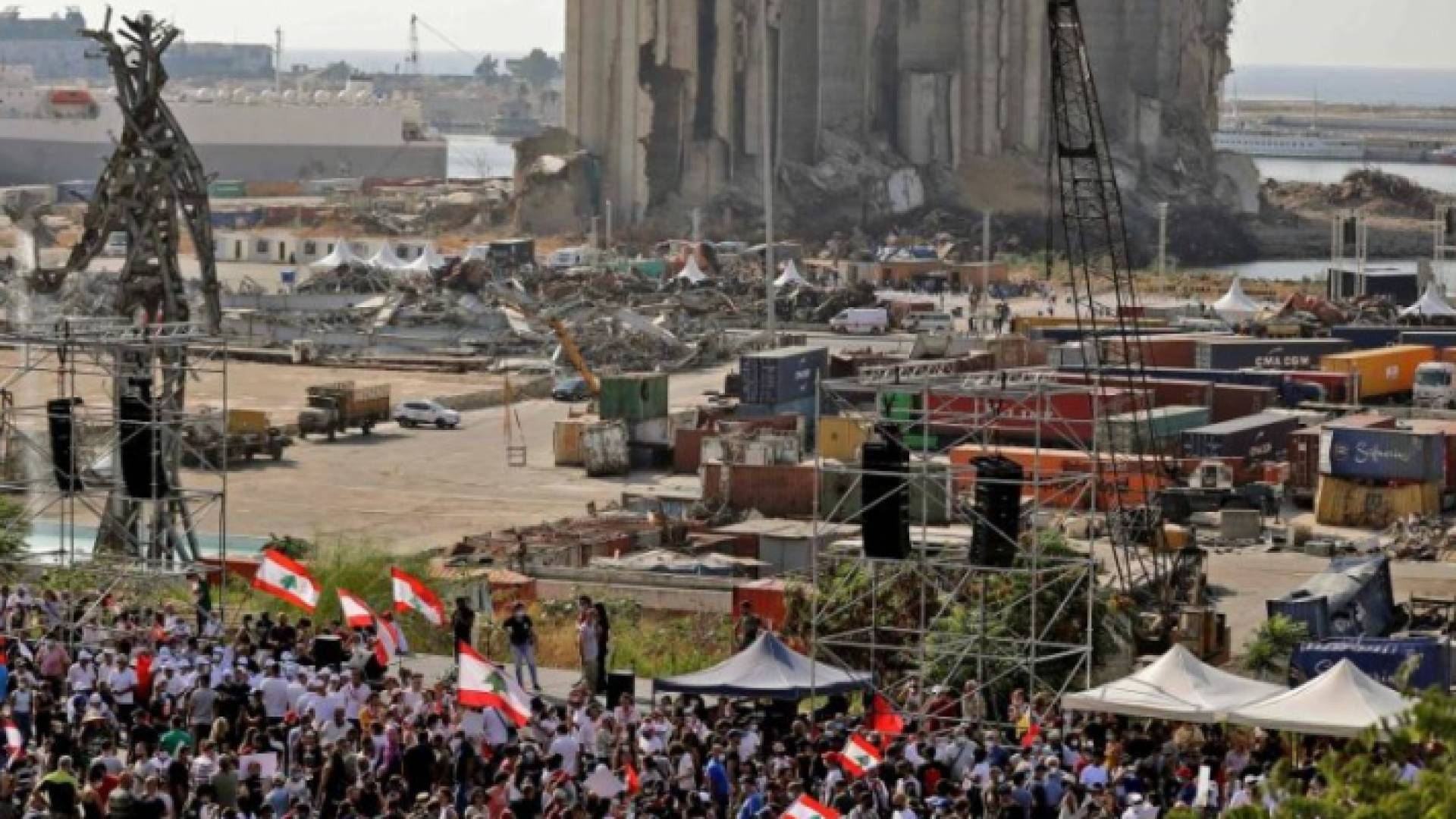 تظاهرات غاضبة للبنانيين بالقرب من مرفأ بيروت