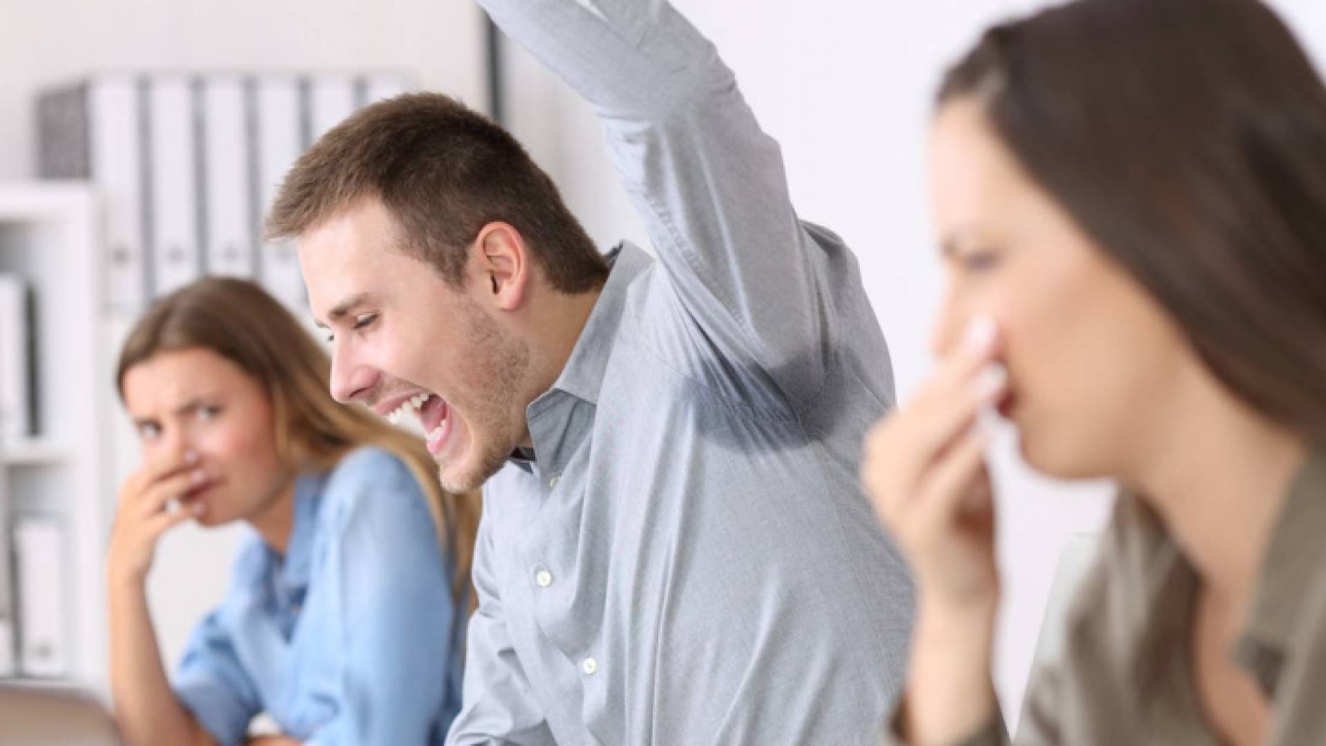 ينصح الخبراء بعدم رش الكثير من مزيل العرق