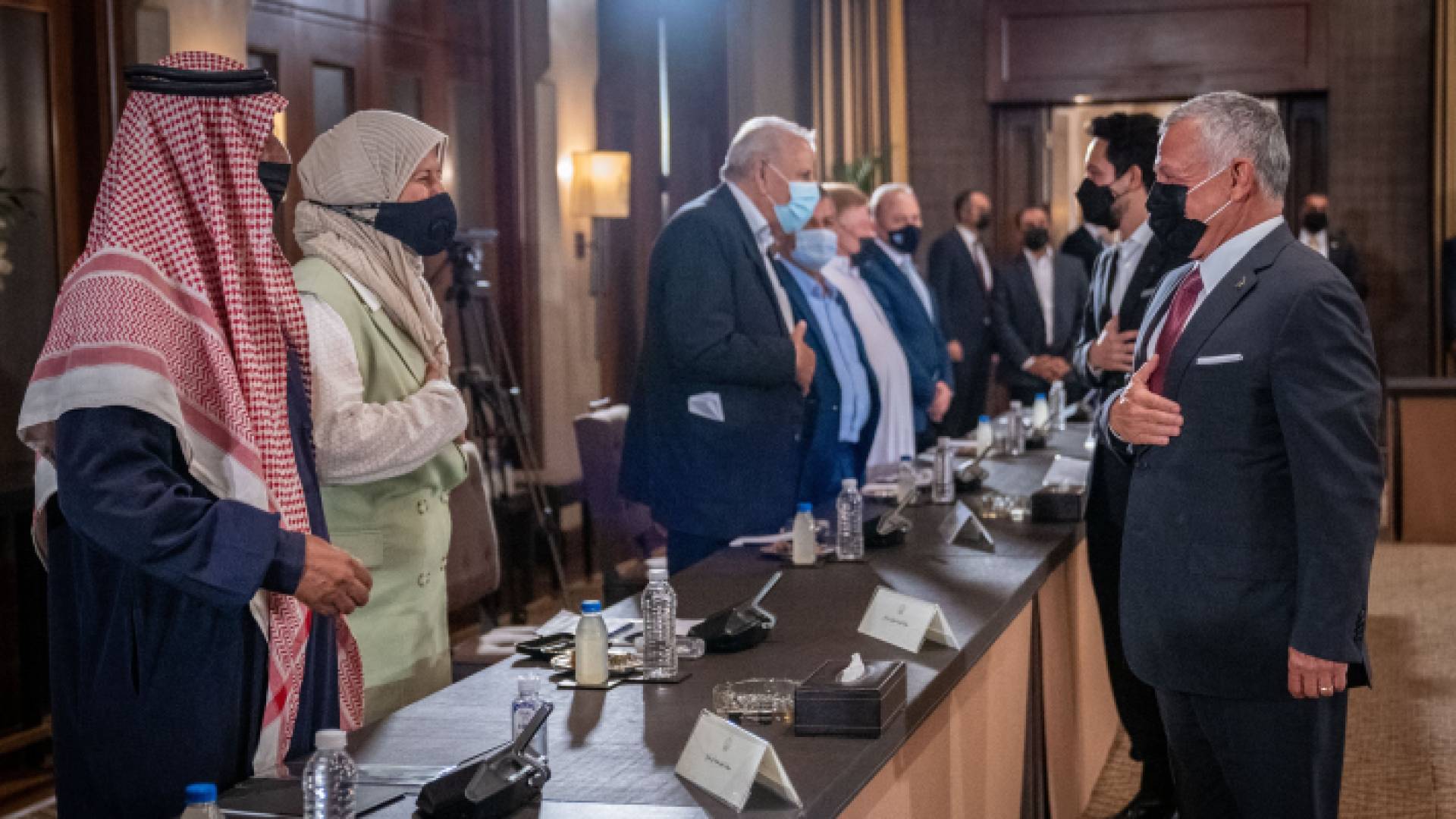 الملك يلتقي ممثلين عن أبناء المخيمات في الأردن